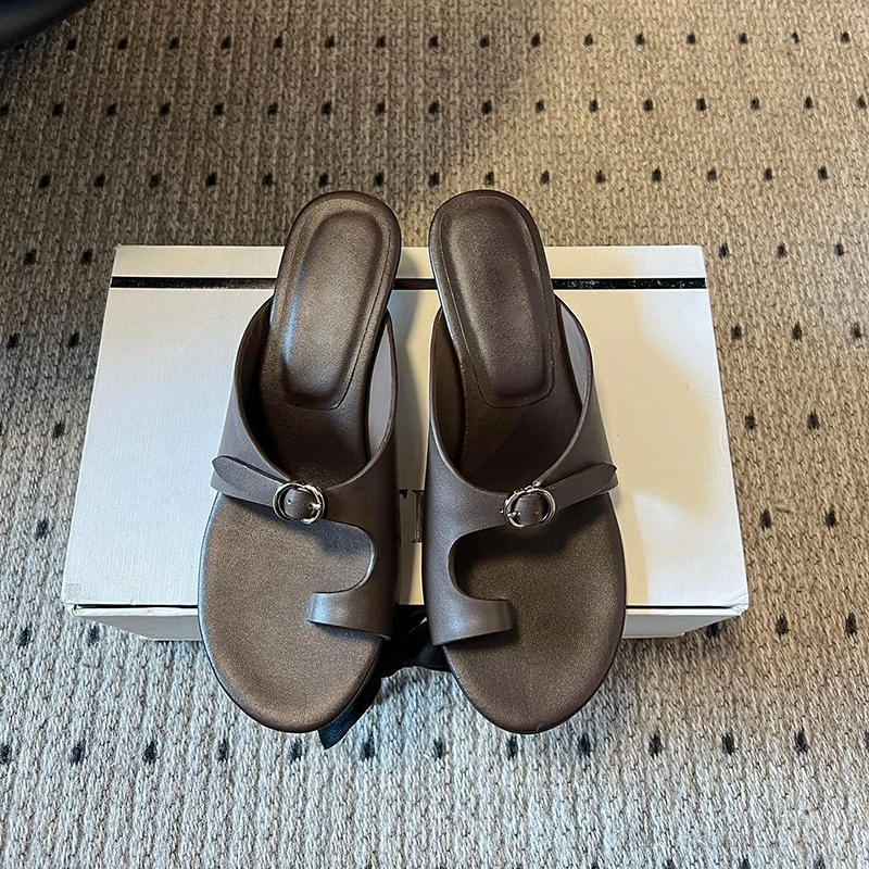 Round Peep Toe Buckle Strap Heel Sandals Summer Lady Retro Low-heeled Slippers Flip-Flops Outdoor Women's Dress Shoes
Round Peep Toe Buckle Strap Heel Sandals Summer Lady Retro Low-heeled Slippers Flip-Flops Outdoor Women's Dress Shoes