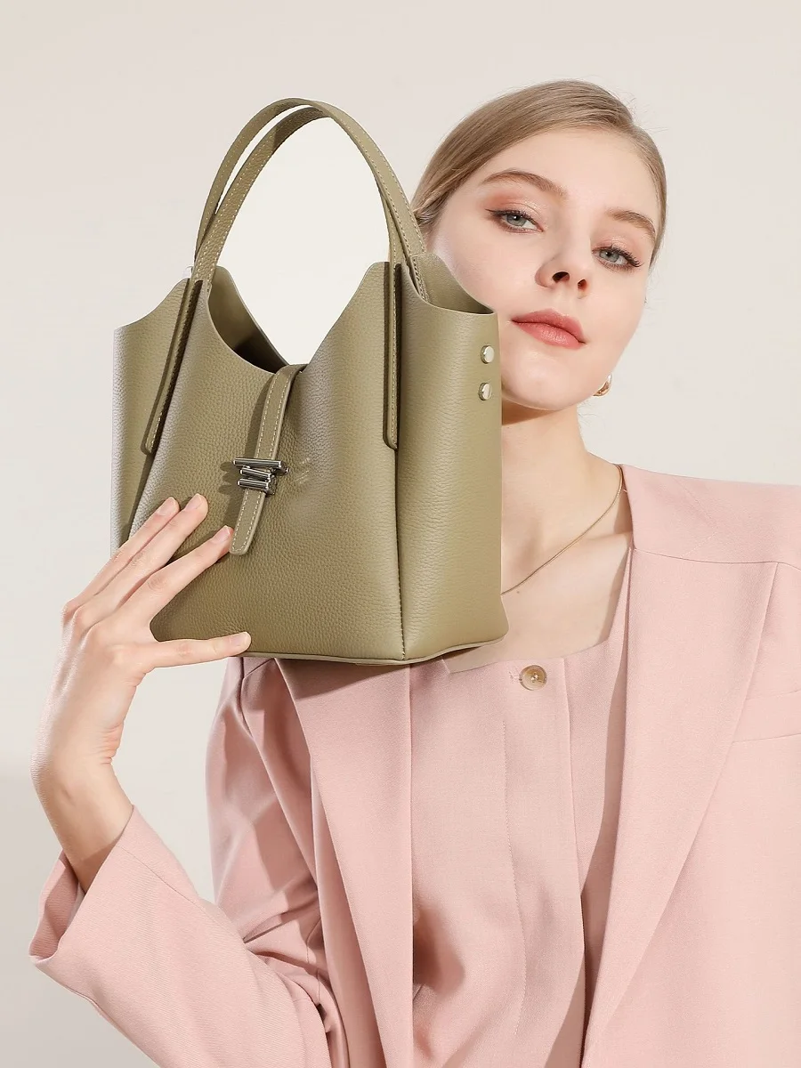 2025 Genuine Leather Women's Bag Daily Commuter Handbag Luxury Design Cow Leather Shoulder Bag Fashion Chime Bag Handbag
2025 Genuine Leather Women's Bag Daily Commuter Handbag Luxury Design Cow Leather Shoulder Bag Fashion Chime Bag Handbag