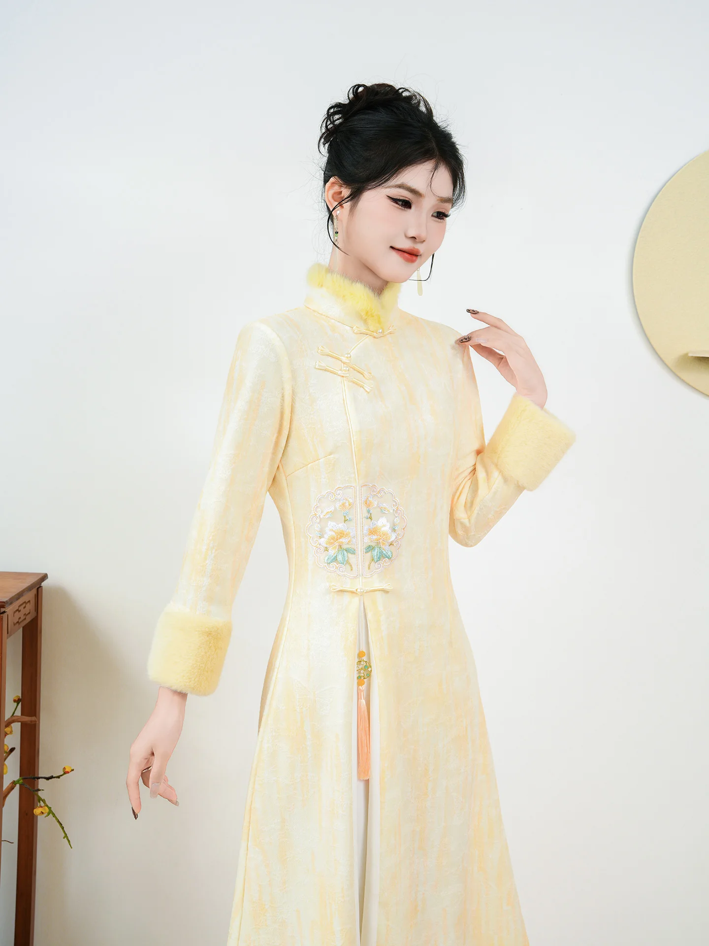 Новинка 2025: Утепленное женское платье-ципао миди из флиса в китайском национальном стиле, с улучшенными вставками, осенне-зимняя коллекция
Новинка 2025: Утепленное женское платье-ципао миди из флиса в китайском национальном стиле, с улучшенными вставками, осенне-зимняя коллекция