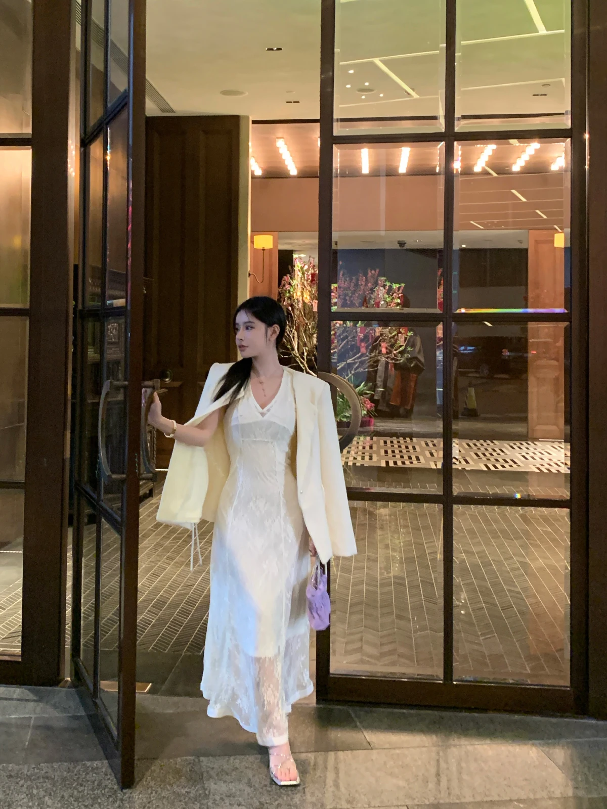 Новое китайское женское платье Dr. Elely для похудения, длинное, с V-образным вырезом, приталенное, во французском стиле, с юбкой А-силуэта
Новое китайское женское платье Dr. Elely для похудения, длинное, с V-образным вырезом, приталенное, во французском стиле, с юбкой А-силуэта