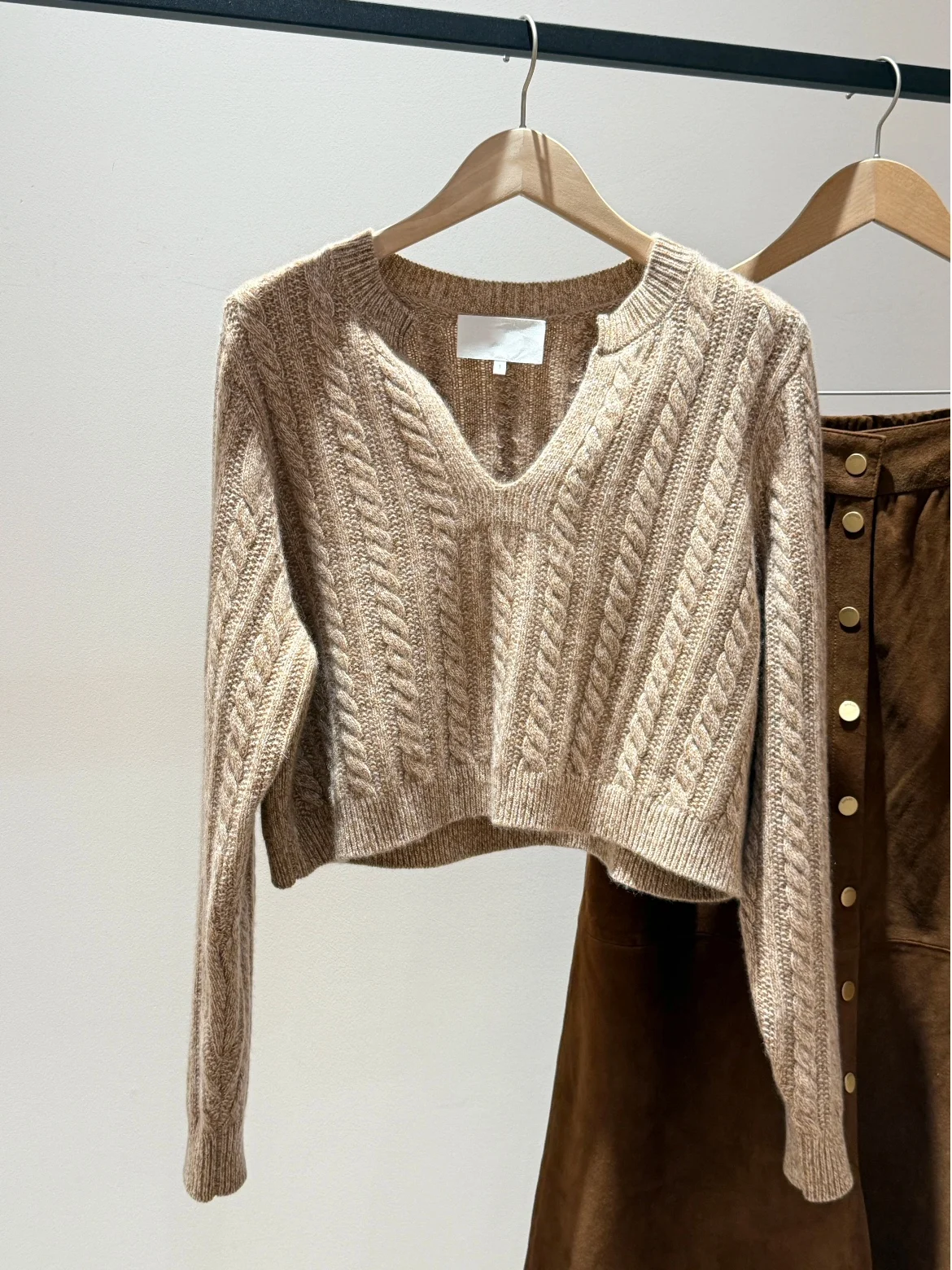 Теплый вязаный свитер с V-образным вырезом, длинными рукавами, вертикальными полосками и узором косы, осенне-зимний, женский, модный, из полиэфирного волокна, укороченный
Теплый вязаный свитер с V-образным вырезом, длинными рукавами, вертикальными полосками и узором косы, осенне-зимний, женский, модный, из полиэфирного волокна, укороченный