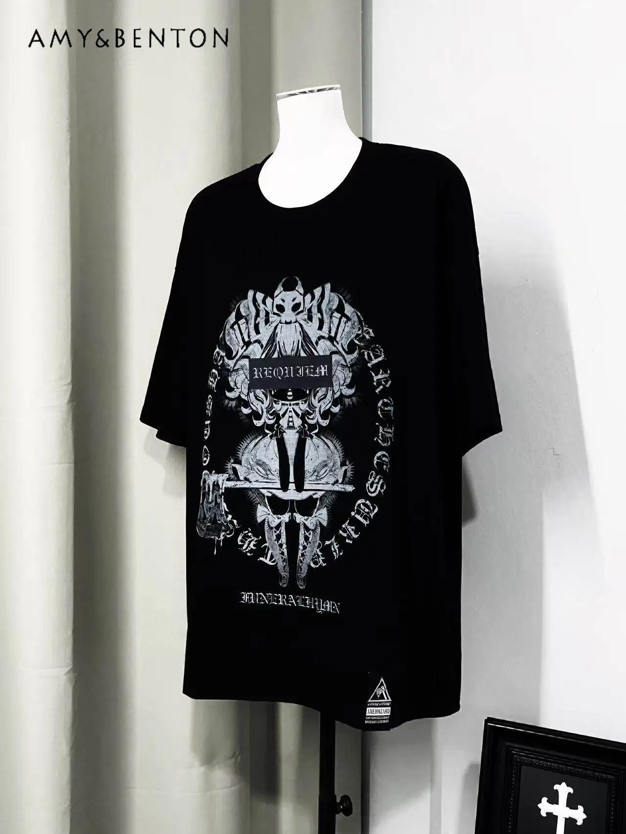 Original Subculture Japanese Goth Printed Short-sleeved T-shirt Mine Series Dark Black and White Splicing Oversized T Shirt Y2K
Original Subculture Japanese Goth Printed Short-sleeved T-shirt Mine Series Dark Black and White Splicing Oversized T Shirt Y2K