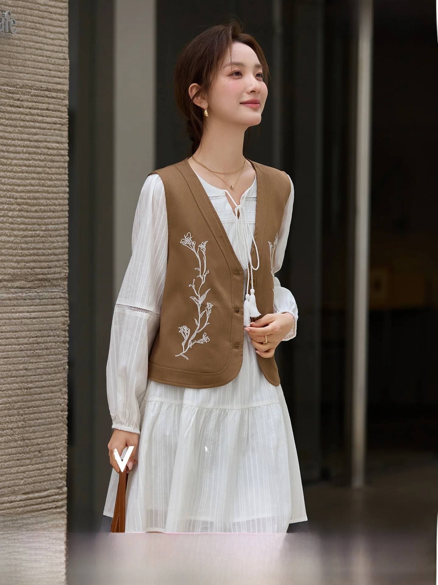 Bohemian Style Women's Vest Set Spring 2026 New Embroidered Dress Two-Piece Set White Coffee Color V-Neck Long Sleeve Casual ...
Bohemian Style Women's Vest Set Spring 2026 New Embroidered Dress Two-Piece Set White Coffee Color V-Neck Long Sleeve Casual ...