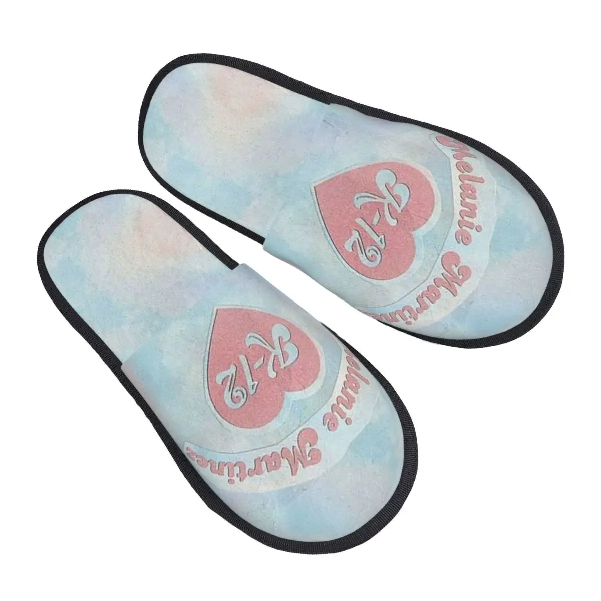 Тапочки из пены с эффектом памяти Melanies Martinezs Merch Logo Cry Baby, женские удобные теплые домашние тапочки
Тапочки из пены с эффектом памяти Melanies Martinezs Merch Logo Cry Baby, женские удобные теплые домашние тапочки