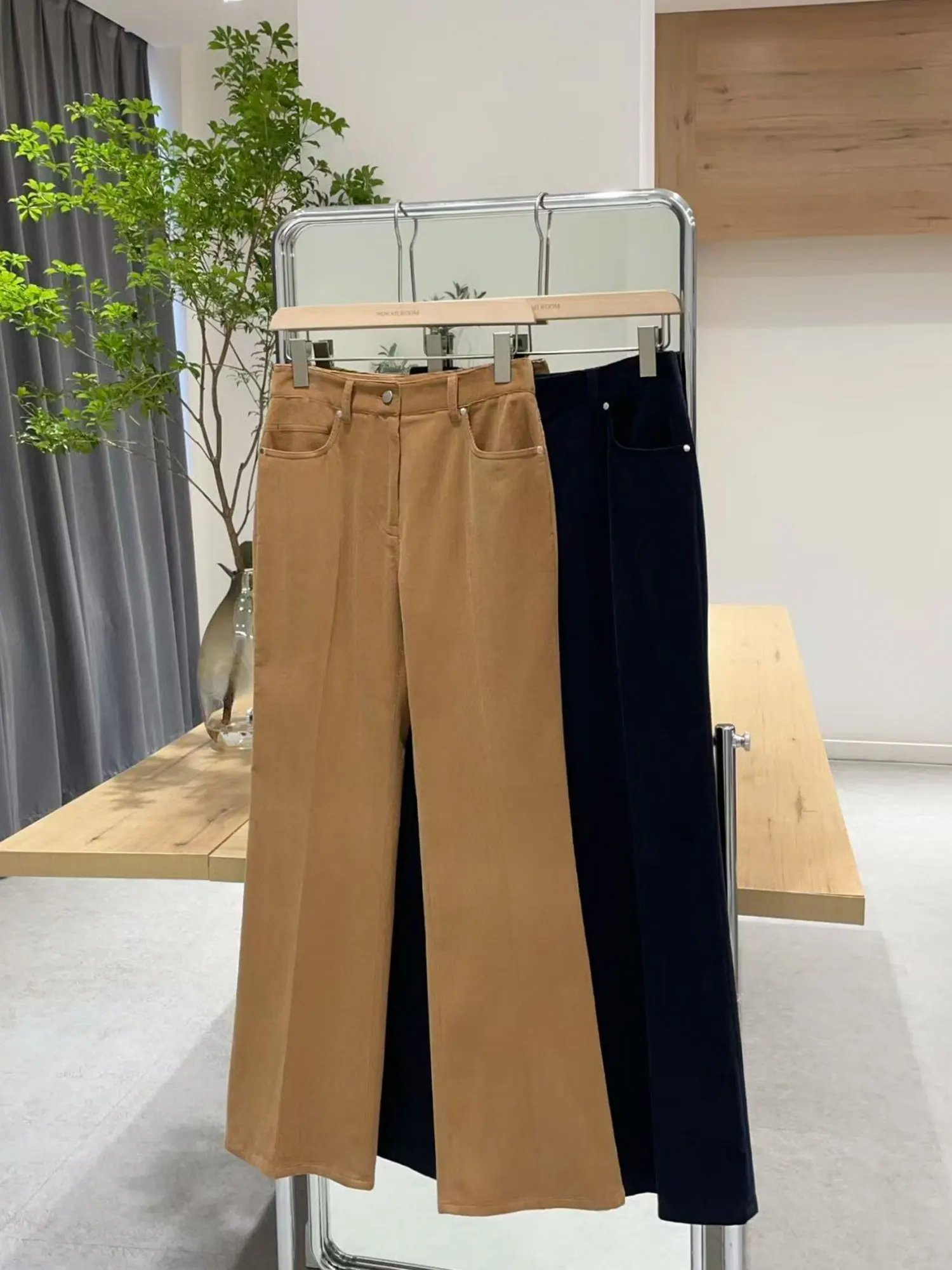 Authentic NoSmallBrand Winter 2025 KP Velvet Flared Casual Trousers Women's Slim Fit l Waist Zipper Closure Daily Wear
Authentic NoSmallBrand Winter 2025 KP Velvet Flared Casual Trousers Women's Slim Fit l Waist Zipper Closure Daily Wear