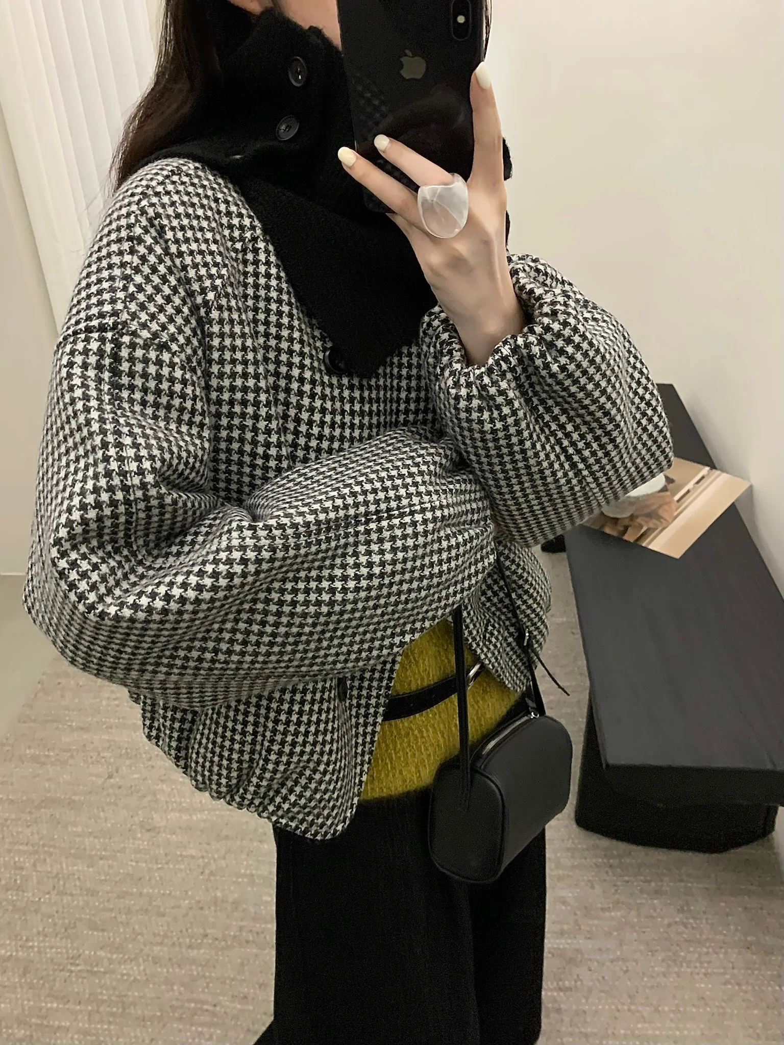 Осенне-зимняя женская пуховая куртка в клетку свободного кроя, 100% пух, хлопок, на одной пуговице, с круглым вырезом, длинными рукавами, короткая.
Осенне-зимняя женская пуховая куртка в клетку свободного кроя, 100% пух, хлопок, на одной пуговице, с круглым вырезом, длинными рукавами, короткая.