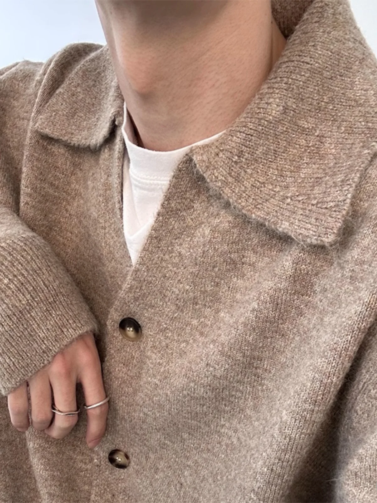 Мужской вязаный кардиган свободного кроя: осенне-зимняя модная ретро-модель с воротником, легкий, в корейском стиле, трикотажное пальто
Мужской вязаный кардиган свободного кроя: осенне-зимняя модная ретро-модель с воротником, легкий, в корейском стиле, трикотажное пальто