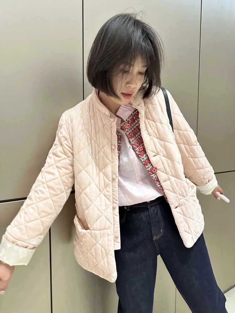 Новая женская легкая стеганая куртка из вельвета и шелкового хлопка с воротником-стойкой для осенне-зимнего сезона
Новая женская легкая стеганая куртка из вельвета и шелкового хлопка с воротником-стойкой для осенне-зимнего сезона