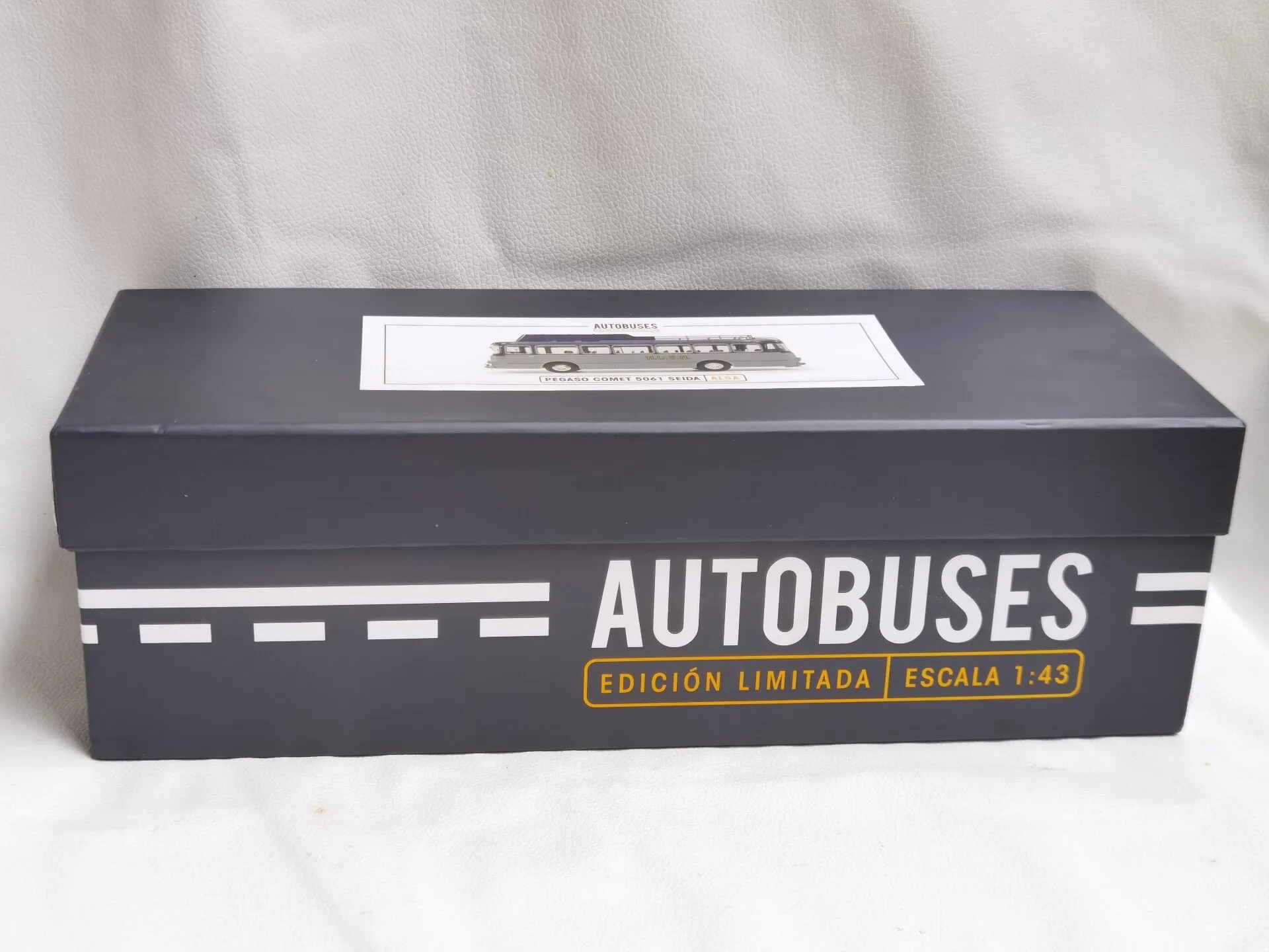 Diecast IXO 1/43 Scale PEGASO COMET Bus Body Plastic Bottom T6 Alloy Car Model
Diecast IXO 1/43 Scale PEGASO COMET Bus Body Plastic Bottom T6 Alloy Car Model