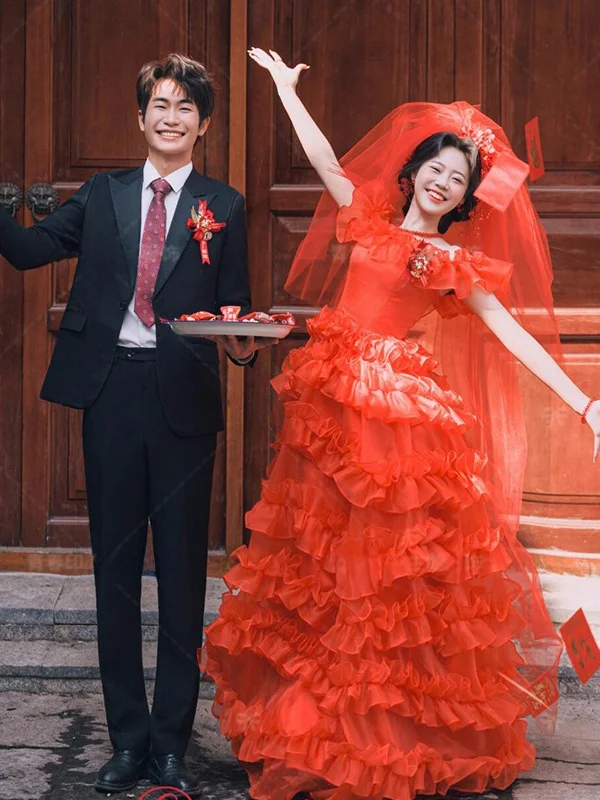 Retro Red Wedding Dress Photography Costume Vintage Atmosphere Hong Kong Style Portrait Photography Clothing for Brides
Retro Red Wedding Dress Photography Costume Vintage Atmosphere Hong Kong Style Portrait Photography Clothing for Brides
