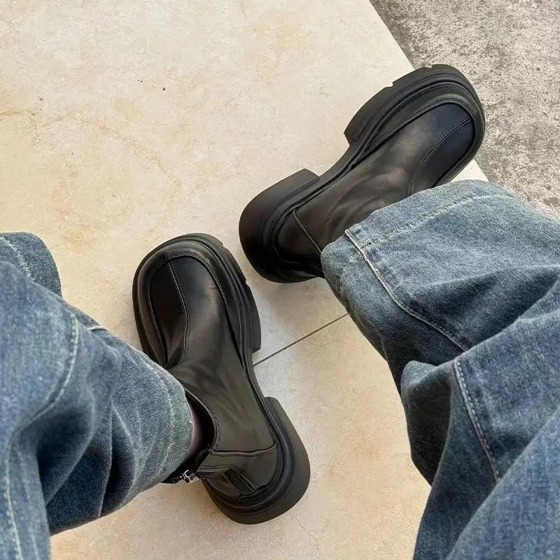 Боевые женские ботильоны, кожаные ботильоны в стиле панк с круглым носком, теплые ботинки большого размера, трендовые женские короткие туфли высокого качества 2025 года
Боевые женские ботильоны, кожаные ботильоны в стиле панк с круглым носком, теплые ботинки большого размера, трендовые женские короткие туфли высокого качества 2025 года