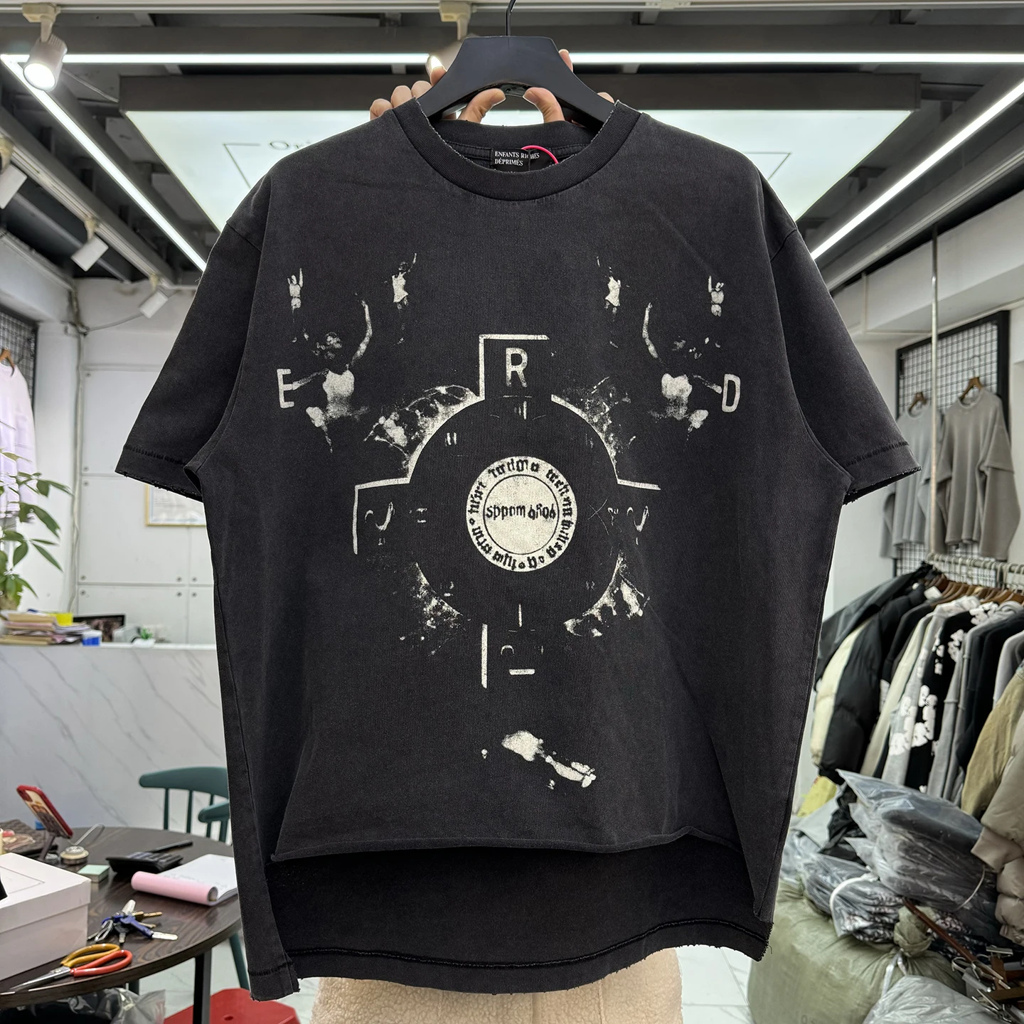 Ретро-футболка оверсайз в стиле хип-хоп, повседневная свободная футболка с принтом для пар, уличная одежда, американский стиль, круглый вырез
Ретро-футболка оверсайз в стиле хип-хоп, повседневная свободная футболка с принтом для пар, уличная одежда, американский стиль, круглый вырез