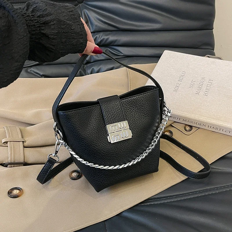 Elegant Leather Messenger Bag For Women - Waterproof Shoulder Handbag With Organizational Pockets, Durable Work Bag
Elegant Leather Messenger Bag For Women - Waterproof Shoulder Handbag With Organizational Pockets, Durable Work Bag