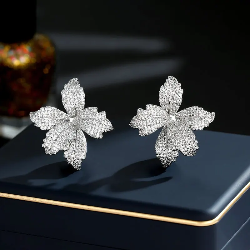 New Elegant Light Luxury High-end Niche Exquisite Zircon Inlaid Blooming Flower Lily Stud Earrings
New Elegant Light Luxury High-end Niche Exquisite Zircon Inlaid Blooming Flower Lily Stud Earrings