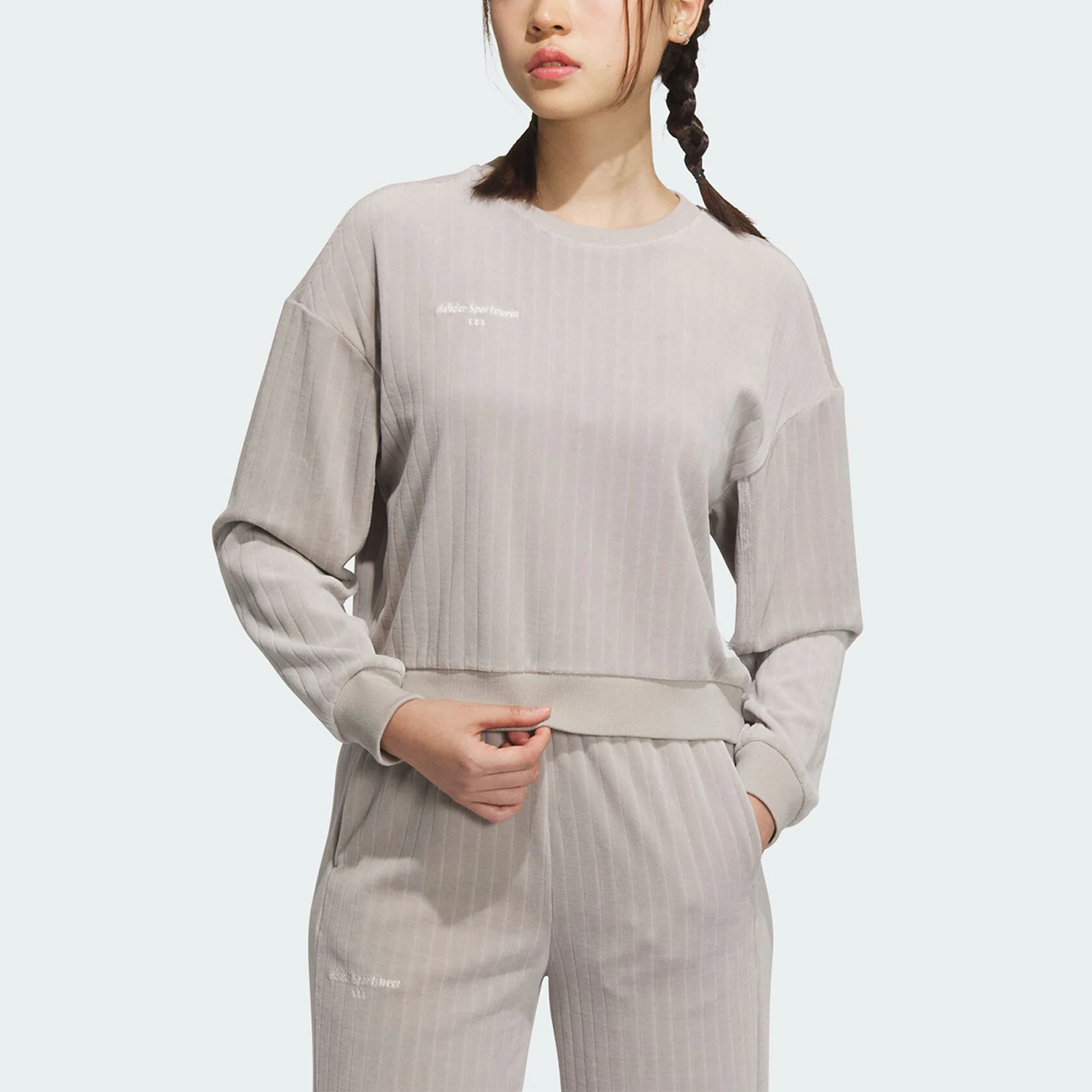 Оригинальная новая женская повседневная спортивная толстовка Adidas из вельвета IW4034
Оригинальная новая женская повседневная спортивная толстовка Adidas из вельвета IW4034