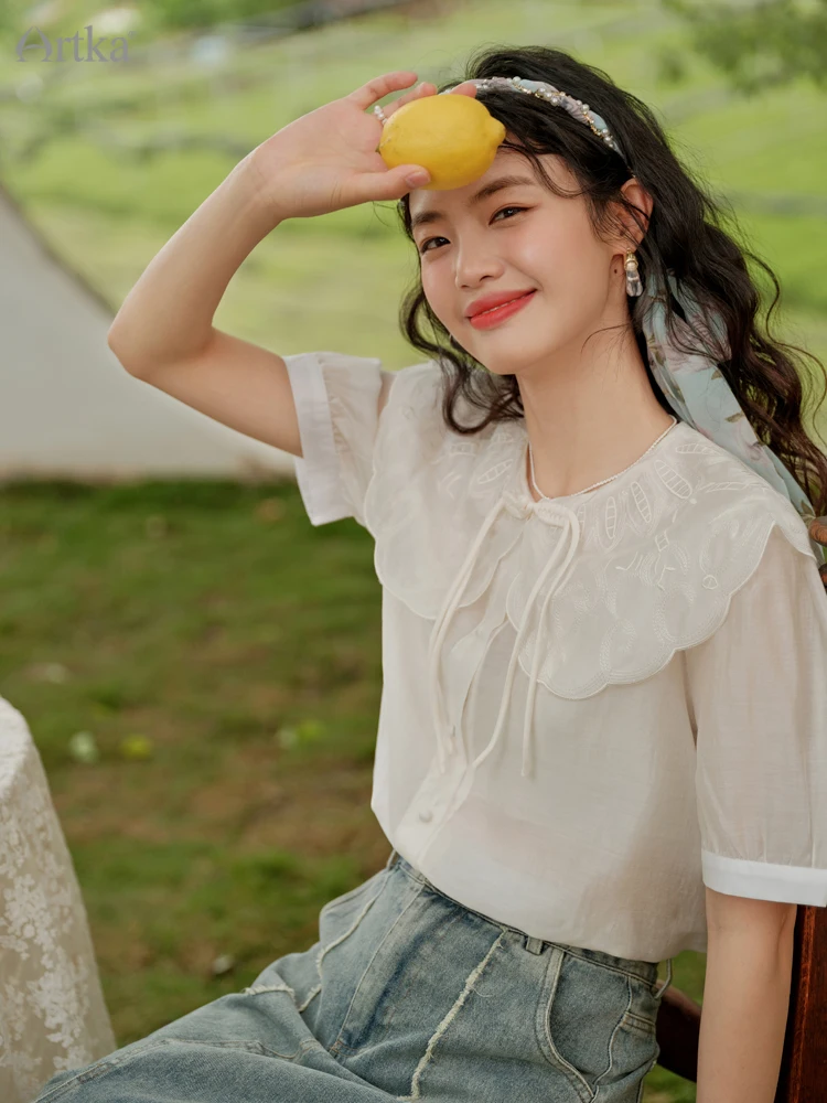 ARTKA 2022 Summer New Women Blouse 3 Colors Elegant Embroidered Doll Collar Chiffon Shirt Vintage Puff Sleeve Shirts SA29225X
ARTKA 2022 Summer New Women Blouse 3 Colors Elegant Embroidered Doll Collar Chiffon Shirt Vintage Puff Sleeve Shirts SA29225X
