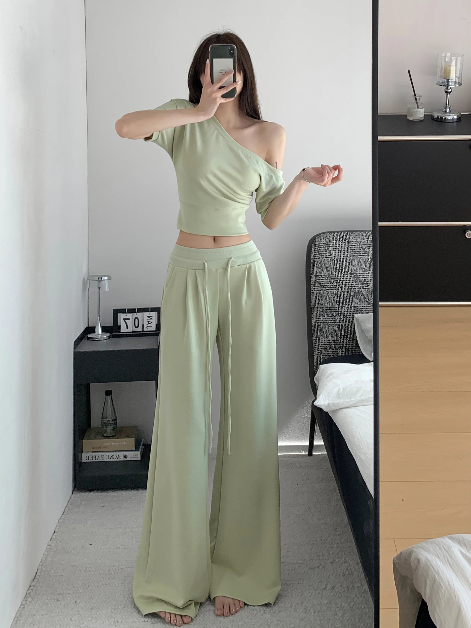 Zhang Zi High Waist Slimming Long Pants Set Women's Loose Fit T-Shirt Top Shoulder Angle Casual Sportswear Ensemble
Zhang Zi High Waist Slimming Long Pants Set Women's Loose Fit T-Shirt Top Shoulder Angle Casual Sportswear Ensemble
