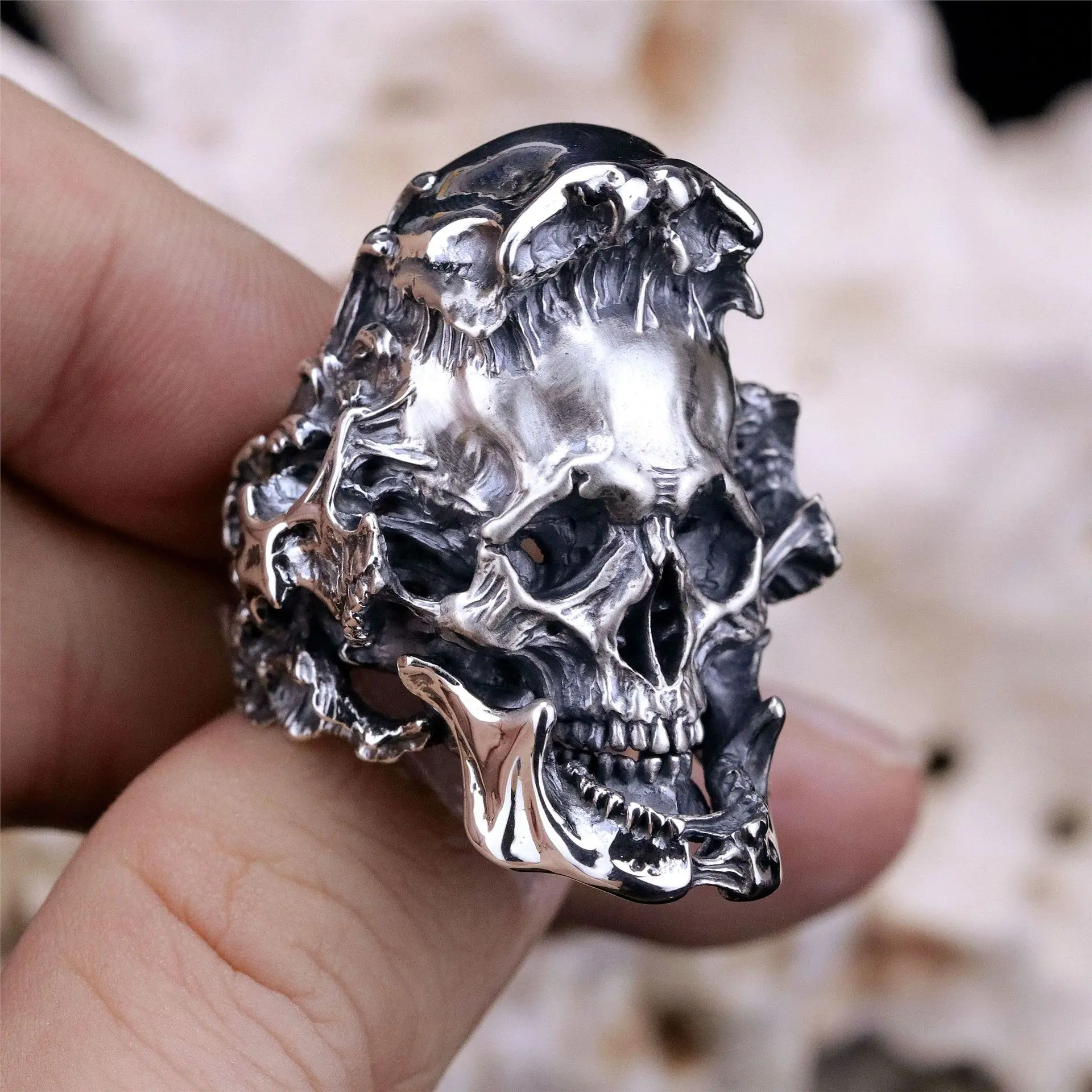 British Retro Broken Shell Reborn Skull Ring Fashion Joker Personality Ring Domineering Retro Decorative
British Retro Broken Shell Reborn Skull Ring Fashion Joker Personality Ring Domineering Retro Decorative