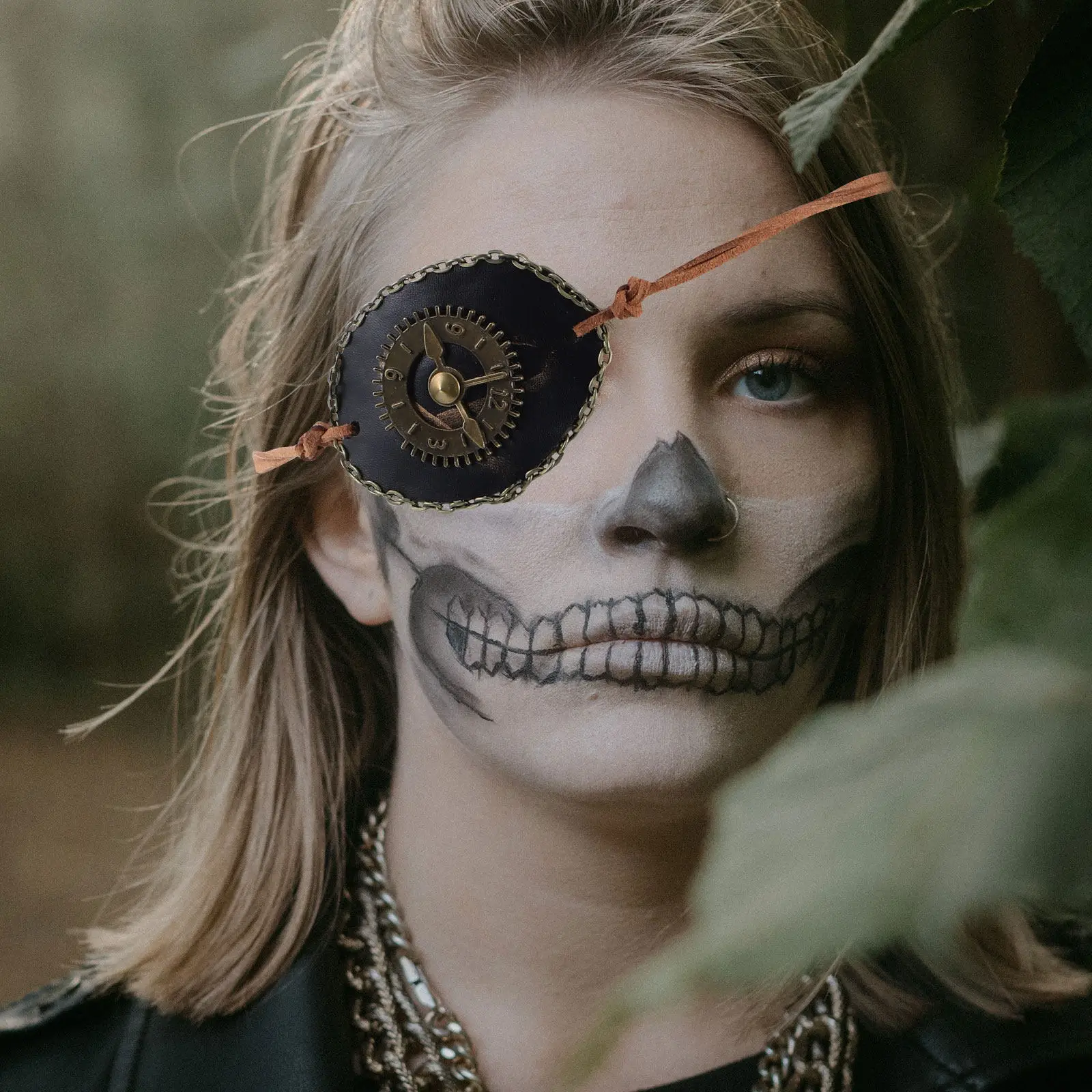 Retro Punk Single Eye Patch Premium PU Breathable Comfortable Lightweight Stylish Eye Cover for Adult Halloween
Retro Punk Single Eye Patch Premium PU Breathable Comfortable Lightweight Stylish Eye Cover for Adult Halloween
