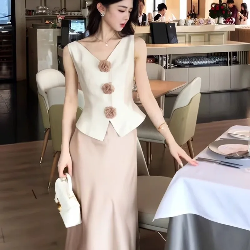 New Korean Fashion 3D Flower Two Piece Set Women Summer Elegant V-neck Sleeveless Slim Vest + Satin Skirt Luxury Suit High End
New Korean Fashion 3D Flower Two Piece Set Women Summer Elegant V-neck Sleeveless Slim Vest + Satin Skirt Luxury Suit High End