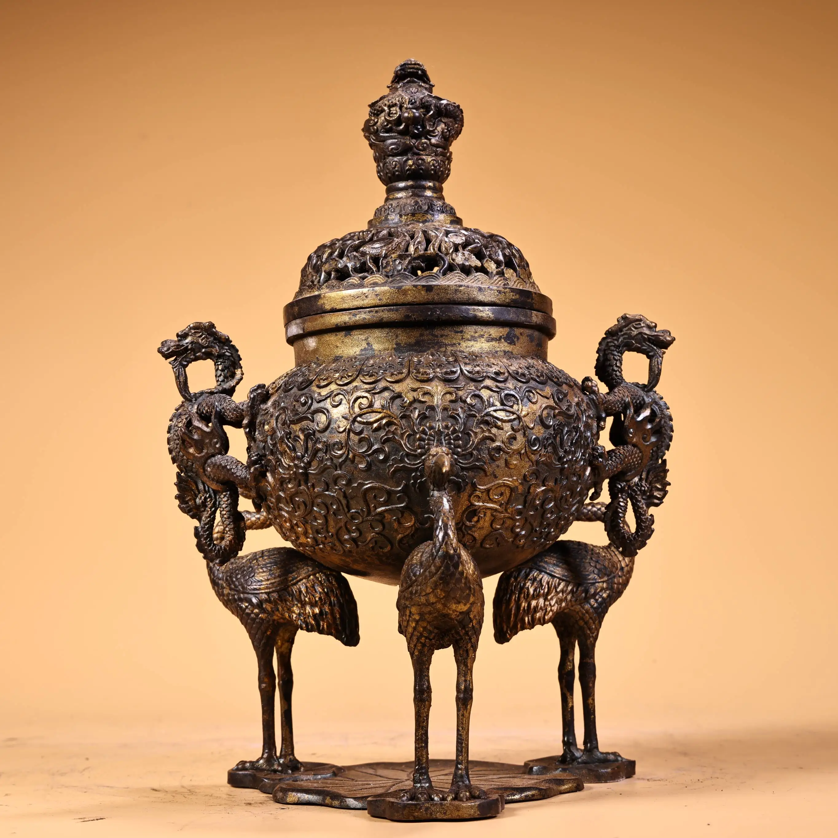 10"Tibetan Temple Collection Old Bronze Gilded Cinnabar High Relief Three Crane Statue Incense Burner Worship Hall Town house
10"Tibetan Temple Collection Old Bronze Gilded Cinnabar High Relief Three Crane Statue Incense Burner Worship Hall Town house
