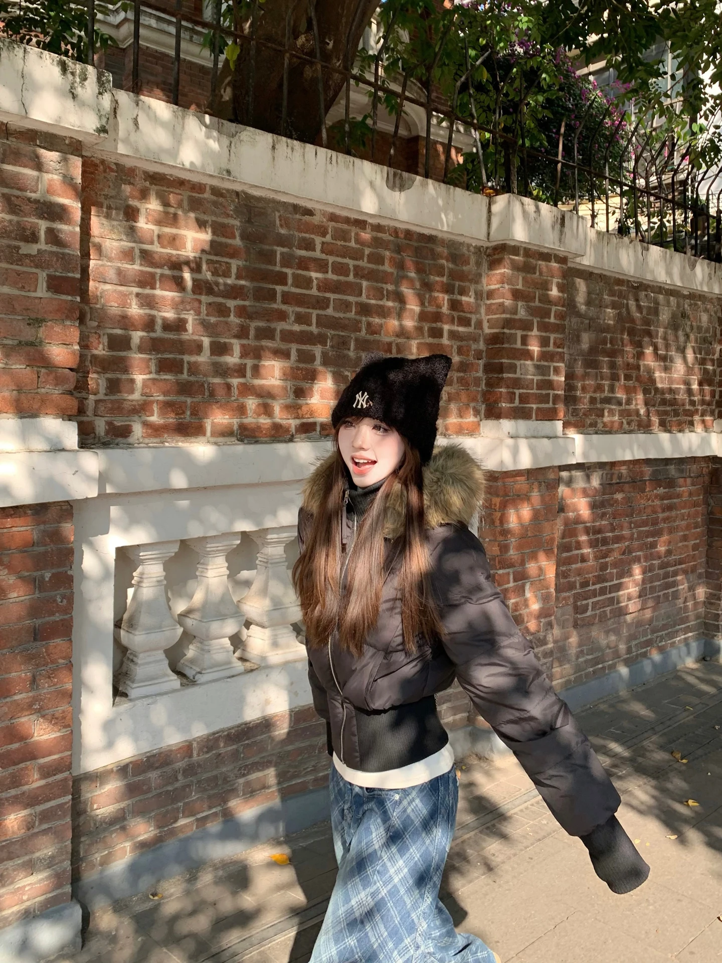 Black Puffer Jacket Women's Slim Fit White Duck down Coat with Large Fur Collar Casual Style Warmth Fashionable Short Coat
Black Puffer Jacket Women's Slim Fit White Duck down Coat with Large Fur Collar Casual Style Warmth Fashionable Short Coat
