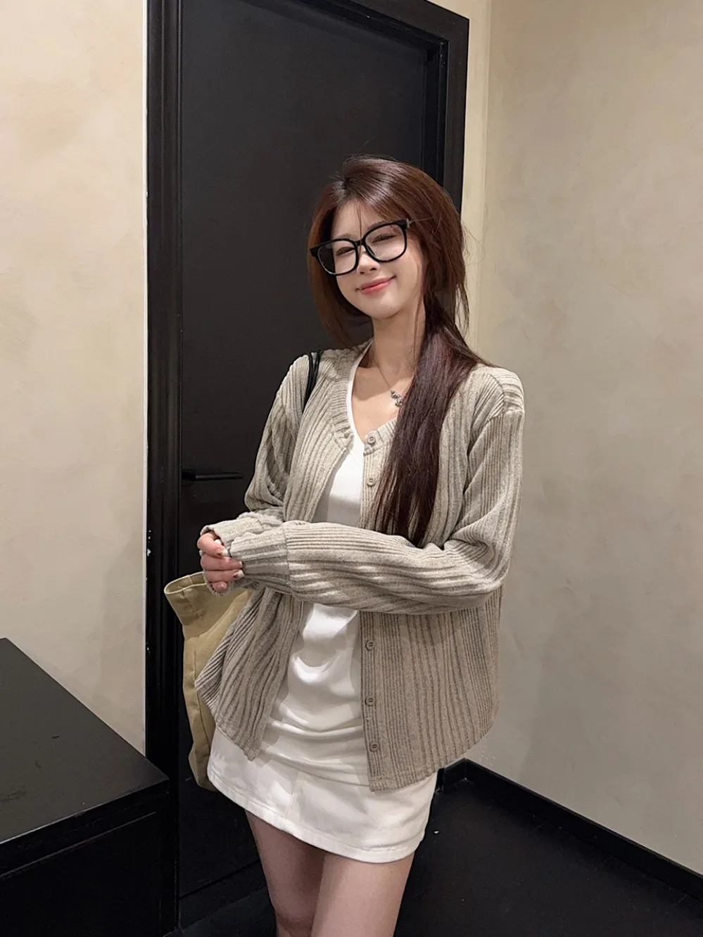 Женский вязаный кардиган свободного кроя с длинными рукавами, двусторонний, для весеннего сезона, премиум-класса, в стиле Lazy Nature
Женский вязаный кардиган свободного кроя с длинными рукавами, двусторонний, для весеннего сезона, премиум-класса, в стиле Lazy Nature