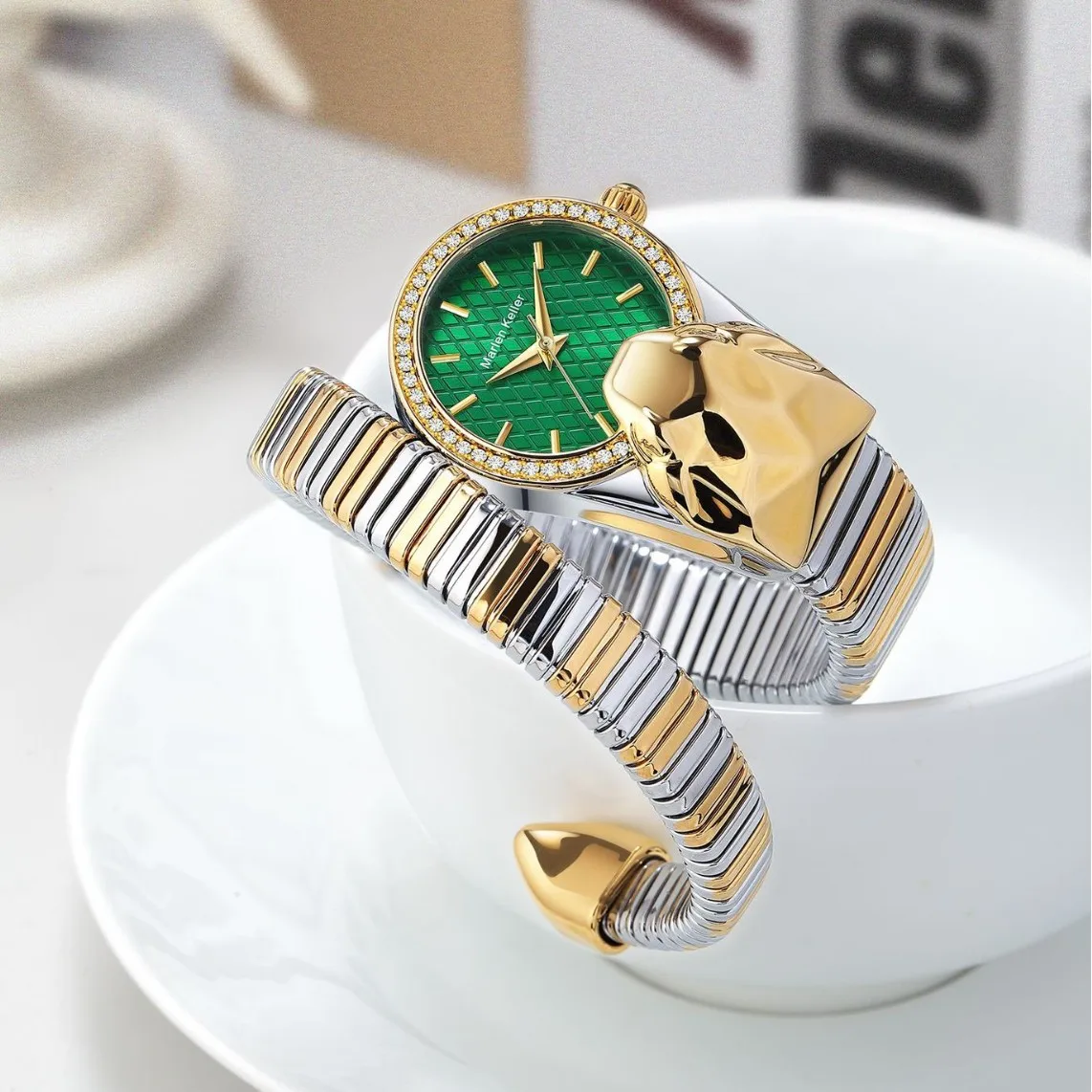 (One and a half rounds) 2025 new product snake-shaped watch, cross-border best-selling diamond-set quartz women's watch
(One and a half rounds) 2025 new product snake-shaped watch, cross-border best-selling diamond-set quartz women's watch