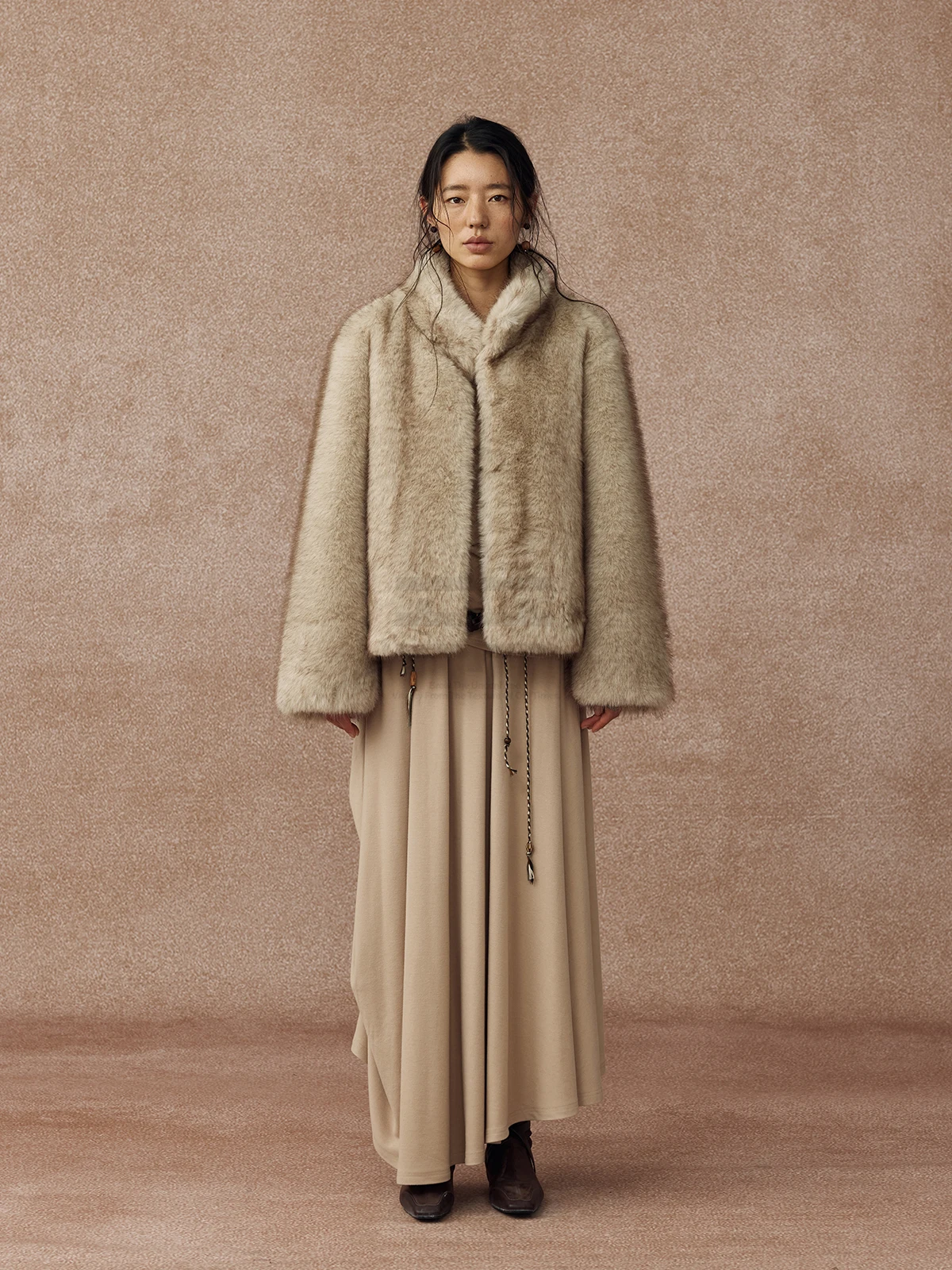 Женское зимнее пальто alpa Lew Dr Folk Art с меховой отделкой, воротником-стойкой и силуэтом «Лунный зуб», теплое, из полиэфирного волокна
Женское зимнее пальто alpa Lew Dr Folk Art с меховой отделкой, воротником-стойкой и силуэтом «Лунный зуб», теплое, из полиэфирного волокна