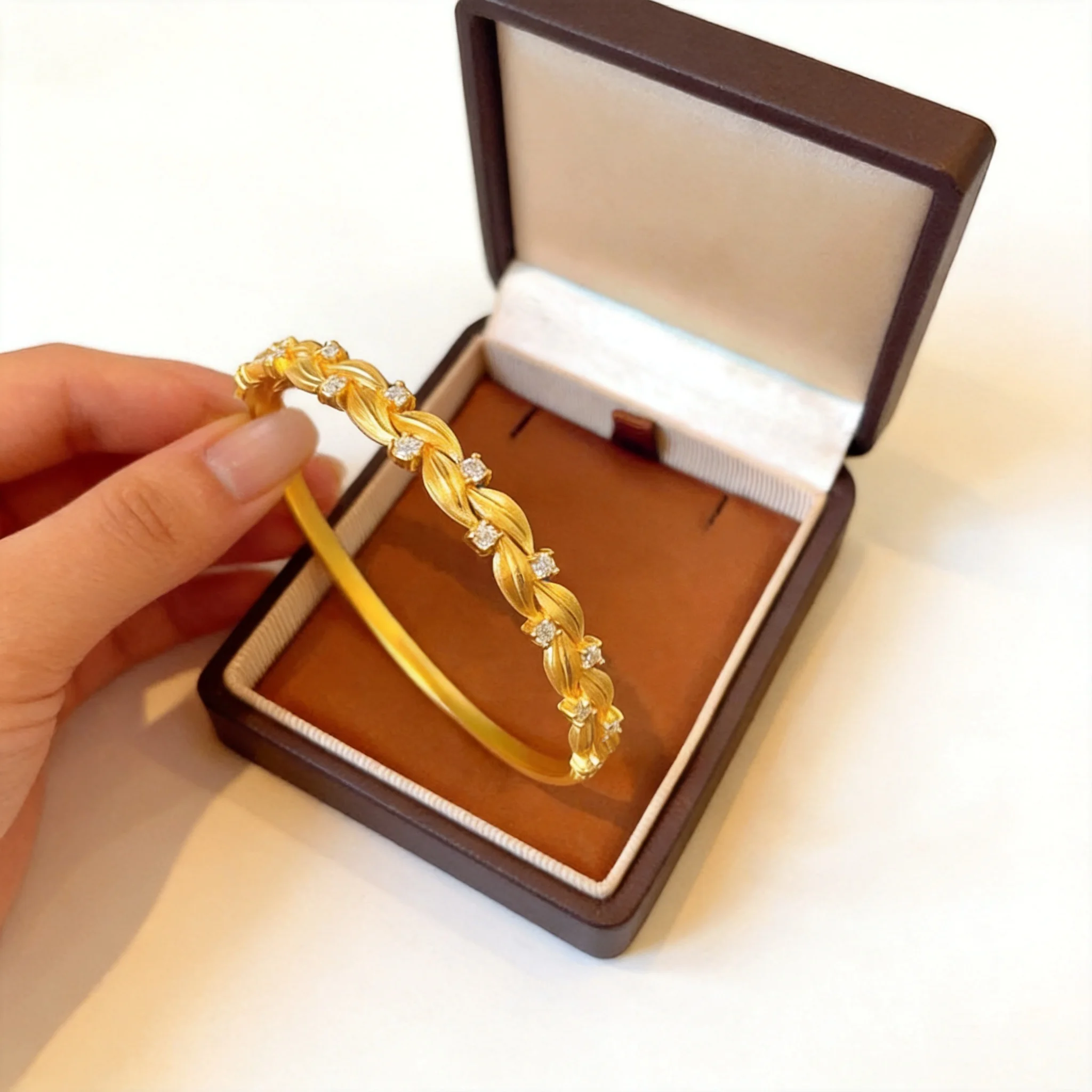 Chinese Style Auspicious Lucky Gold Plated Wheat Ear Bangle For Women Cubic Zirconia Inlaid Brushed Vine Woven Goddess Garland
Chinese Style Auspicious Lucky Gold Plated Wheat Ear Bangle For Women Cubic Zirconia Inlaid Brushed Vine Woven Goddess Garland