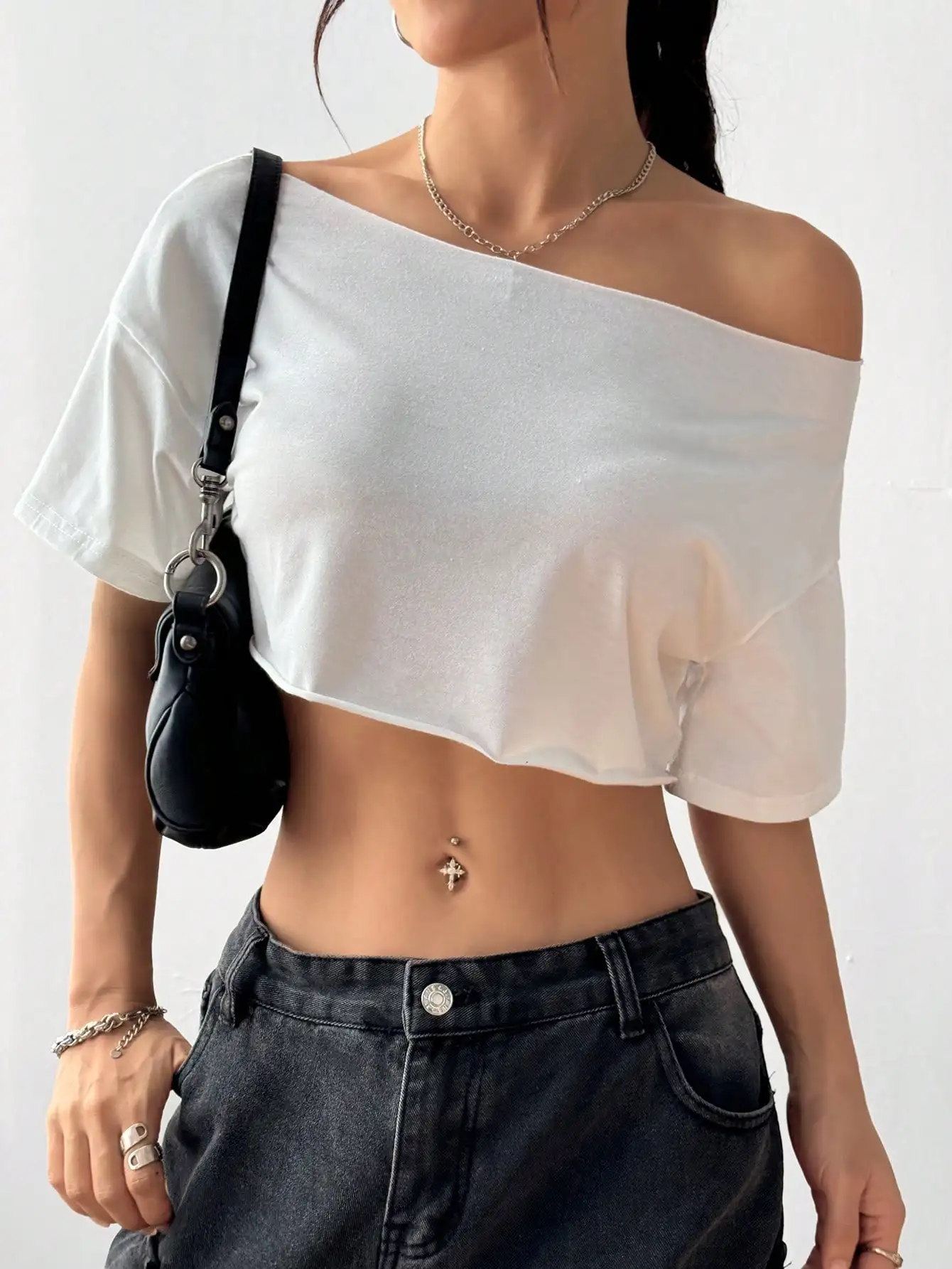 Белый асимметричный укороченный топ с открытыми плечами, свободная футболка с коротким рукавом для весны и лета
Белый асимметричный укороченный топ с открытыми плечами, свободная футболка с коротким рукавом для весны и лета