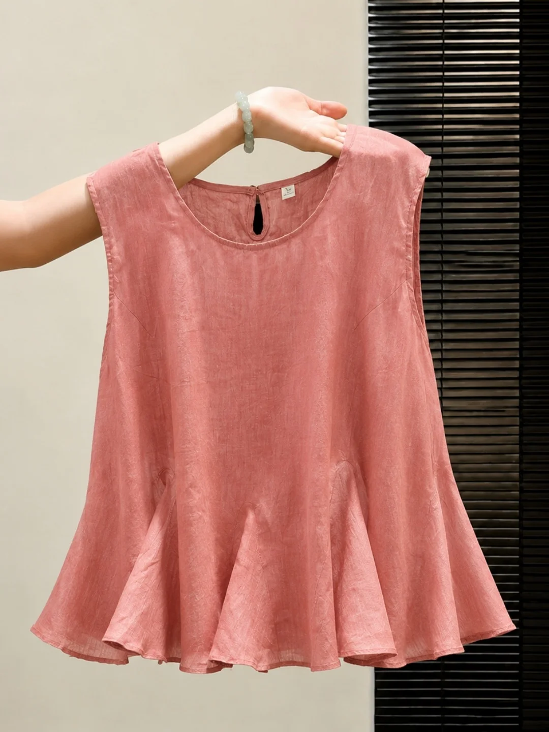 Elegant Pure Color Sleeveless Strap Vest Summer Fashionable Slimming Top Quality Versatile Small Shirt for Younger Looking
Elegant Pure Color Sleeveless Strap Vest Summer Fashionable Slimming Top Quality Versatile Small Shirt for Younger Looking