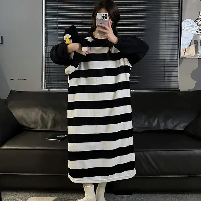 2025 Winter Long Sleeve Casual Striped Thick Warm Flannel Nightgowns Women Coral Velvet Sleepwear Night Dress Nightdress Nighty
2025 Winter Long Sleeve Casual Striped Thick Warm Flannel Nightgowns Women Coral Velvet Sleepwear Night Dress Nightdress Nighty