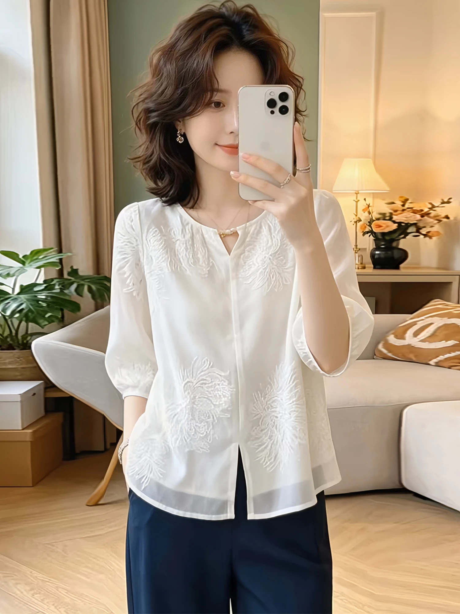 Elegant V-Neck Embroidered Shirt Women's Summer New Style Casual Loose Fit Bubble Sleeve Fashionable Versatile Floral Print Top
Elegant V-Neck Embroidered Shirt Women's Summer New Style Casual Loose Fit Bubble Sleeve Fashionable Versatile Floral Print Top