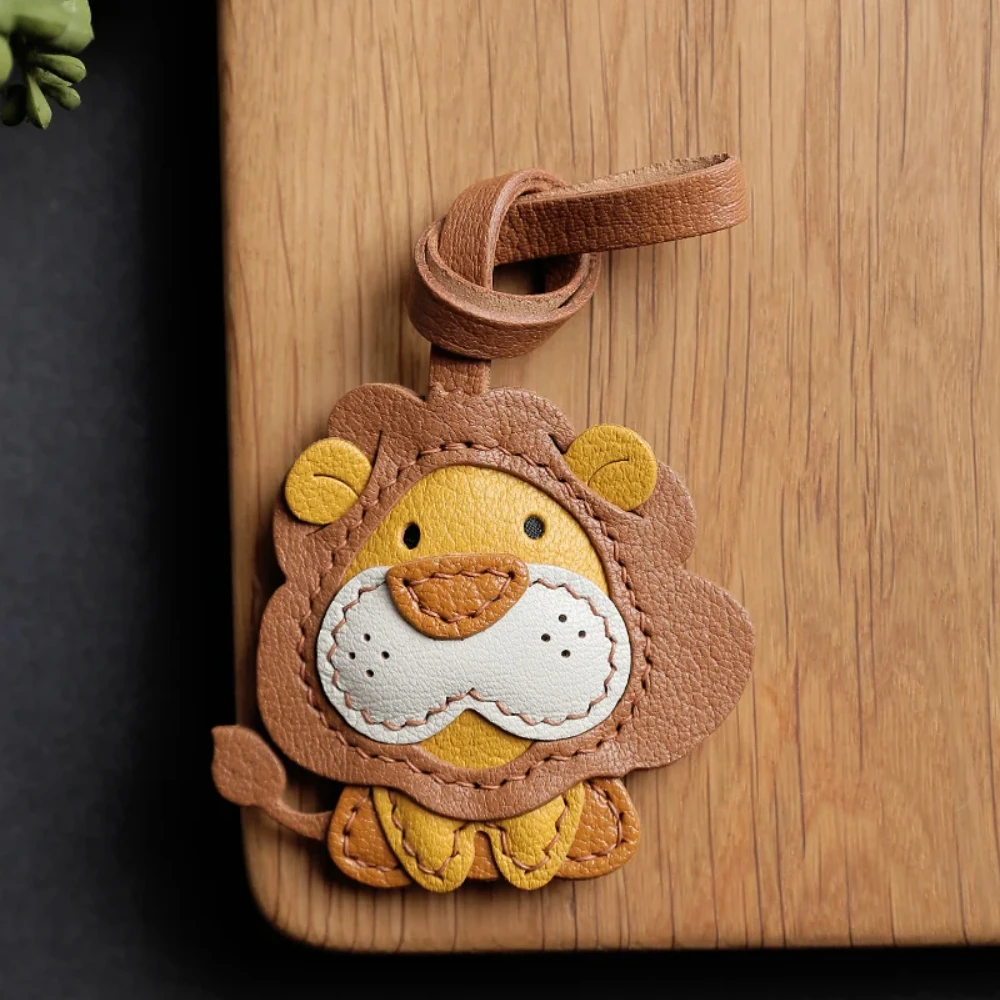 Handmade Leather Bag Charm Lion Bags Pendant Leather Car Keychain Trinkets Doll Decorations Backpack Dolls Birthday Gift Handbag
Handmade Leather Bag Charm Lion Bags Pendant Leather Car Keychain Trinkets Doll Decorations Backpack Dolls Birthday Gift Handbag