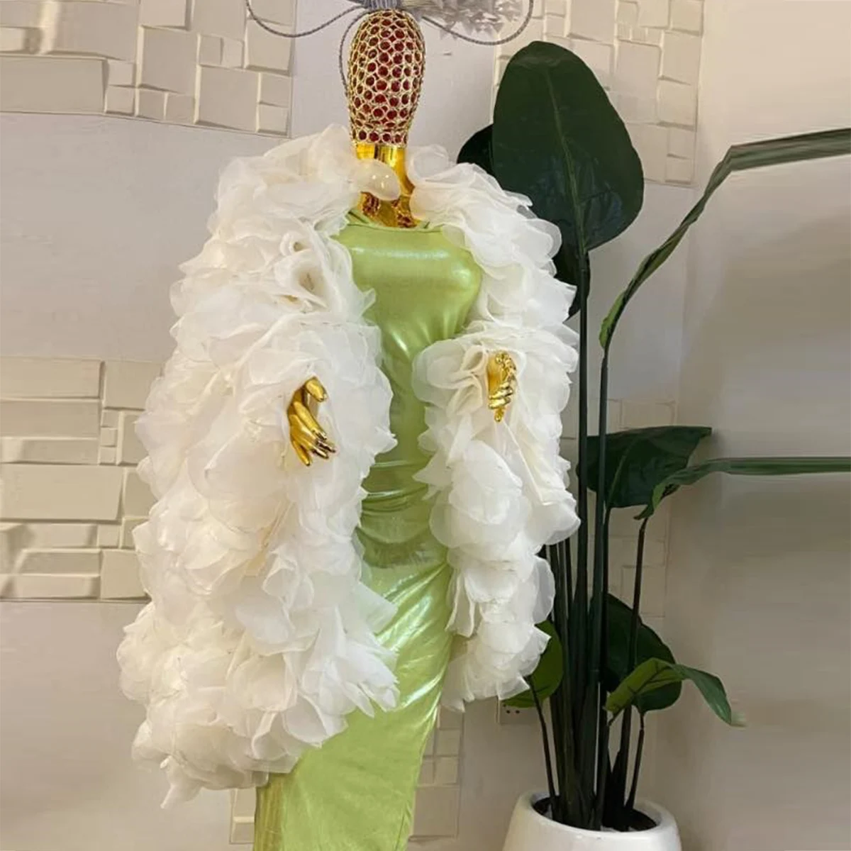 White Ruffled Tulle Oversized Jacket Fluffy Petal Sleeve Sheer Mesh Formal Cape for Women Evening Party
White Ruffled Tulle Oversized Jacket Fluffy Petal Sleeve Sheer Mesh Formal Cape for Women Evening Party