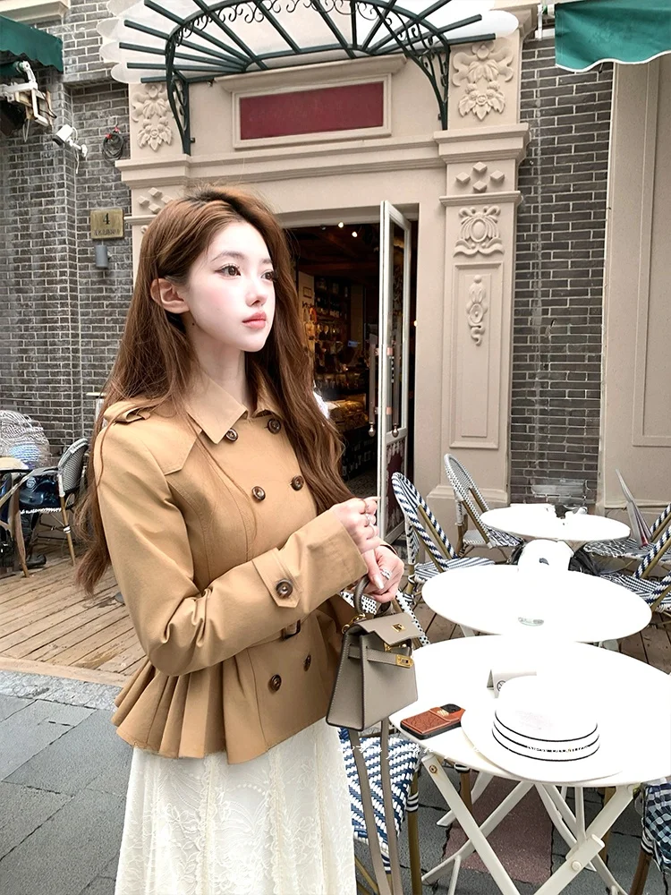 Женское двубортное пальто средней длины цвета хаки с поясом, осенняя верхняя одежда в стиле Берлин, модное женское пальто-ветровка для отпуска
Женское двубортное пальто средней длины цвета хаки с поясом, осенняя верхняя одежда в стиле Берлин, модное женское пальто-ветровка для отпуска