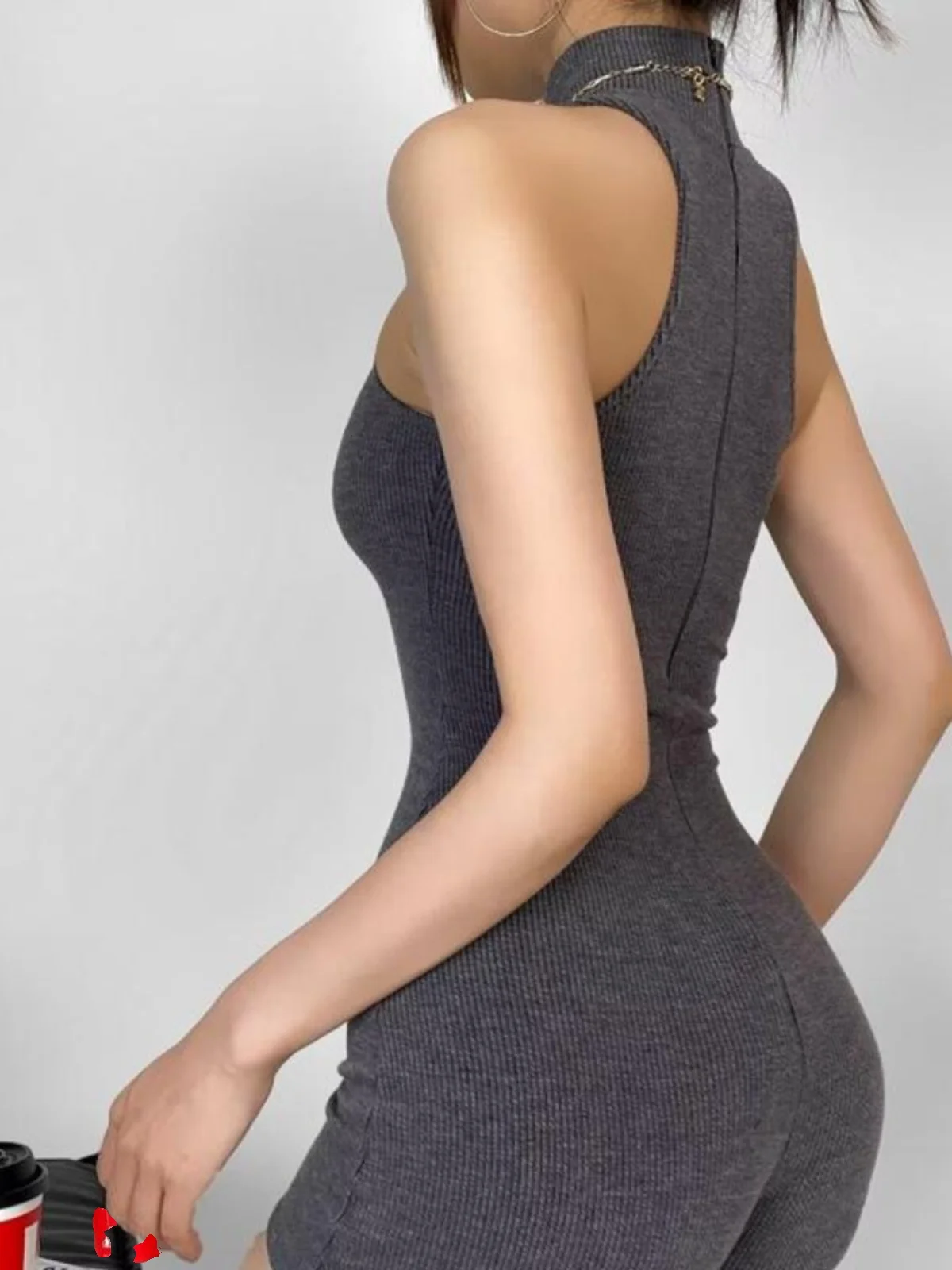 Уличная двусторонняя одежда, нерегулярные сексуальные полые утягивающие комбинезоны с высокой талией и прямыми штанинами, небольшой воротник-стойка
Уличная двусторонняя одежда, нерегулярные сексуальные полые утягивающие комбинезоны с высокой талией и прямыми штанинами, небольшой воротник-стойка