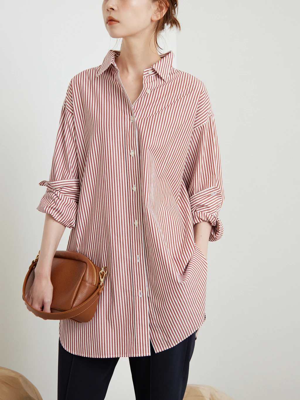 Новая осенняя коллекция 2025: Женская классическая рубашка из хлопка с вертикальными полосками, свободного кроя, с эффектом стройности, на пуговицах, с длинным рукавом
Новая осенняя коллекция 2025: Женская классическая рубашка из хлопка с вертикальными полосками, свободного кроя, с эффектом стройности, на пуговицах, с длинным рукавом