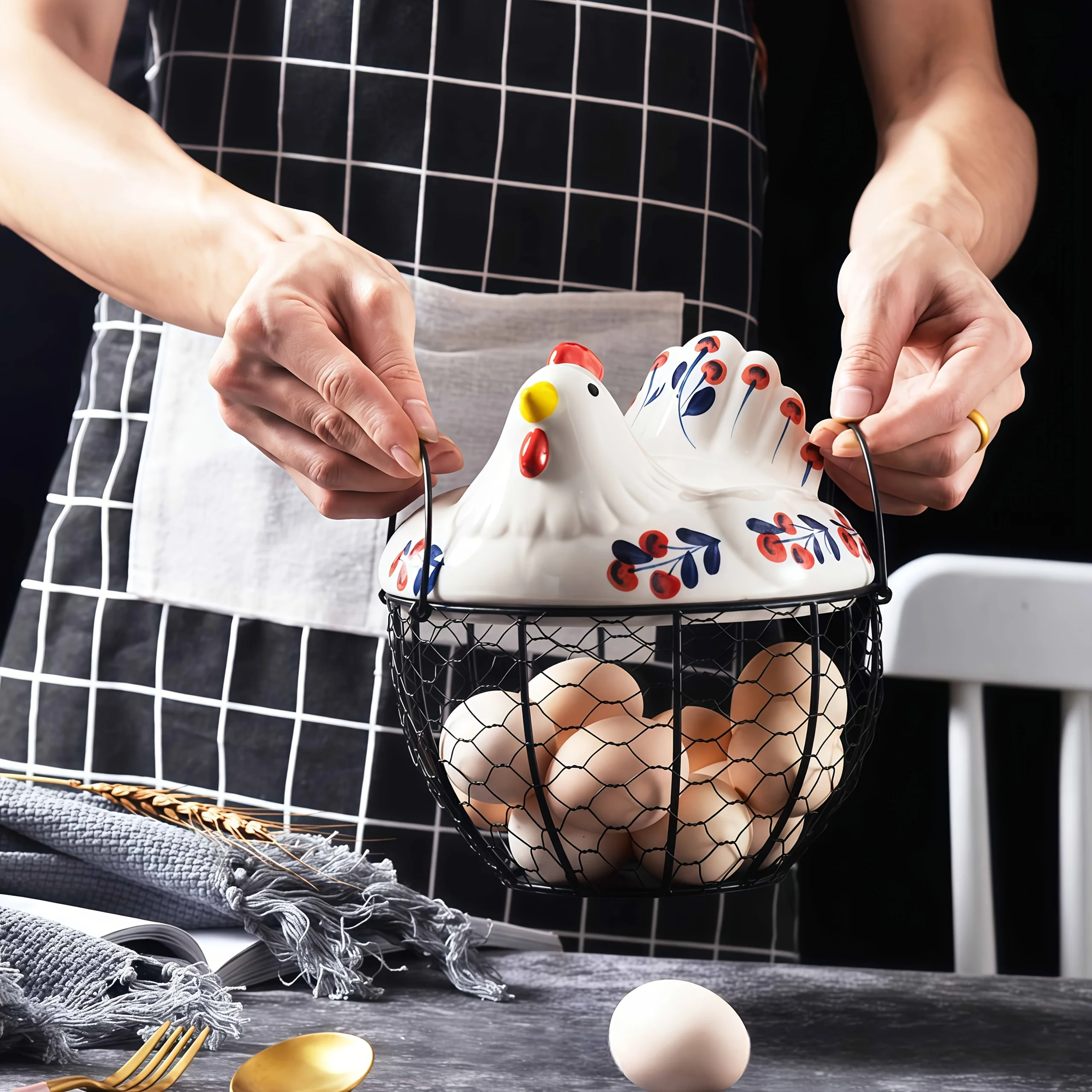 Hen Shaped Ceramic & Metal Wire Storage Basket with Lid - Multi-Functional Egg Holder & Kitchen Organizer - Cute Decorative
Hen Shaped Ceramic & Metal Wire Storage Basket with Lid - Multi-Functional Egg Holder & Kitchen Organizer - Cute Decorative