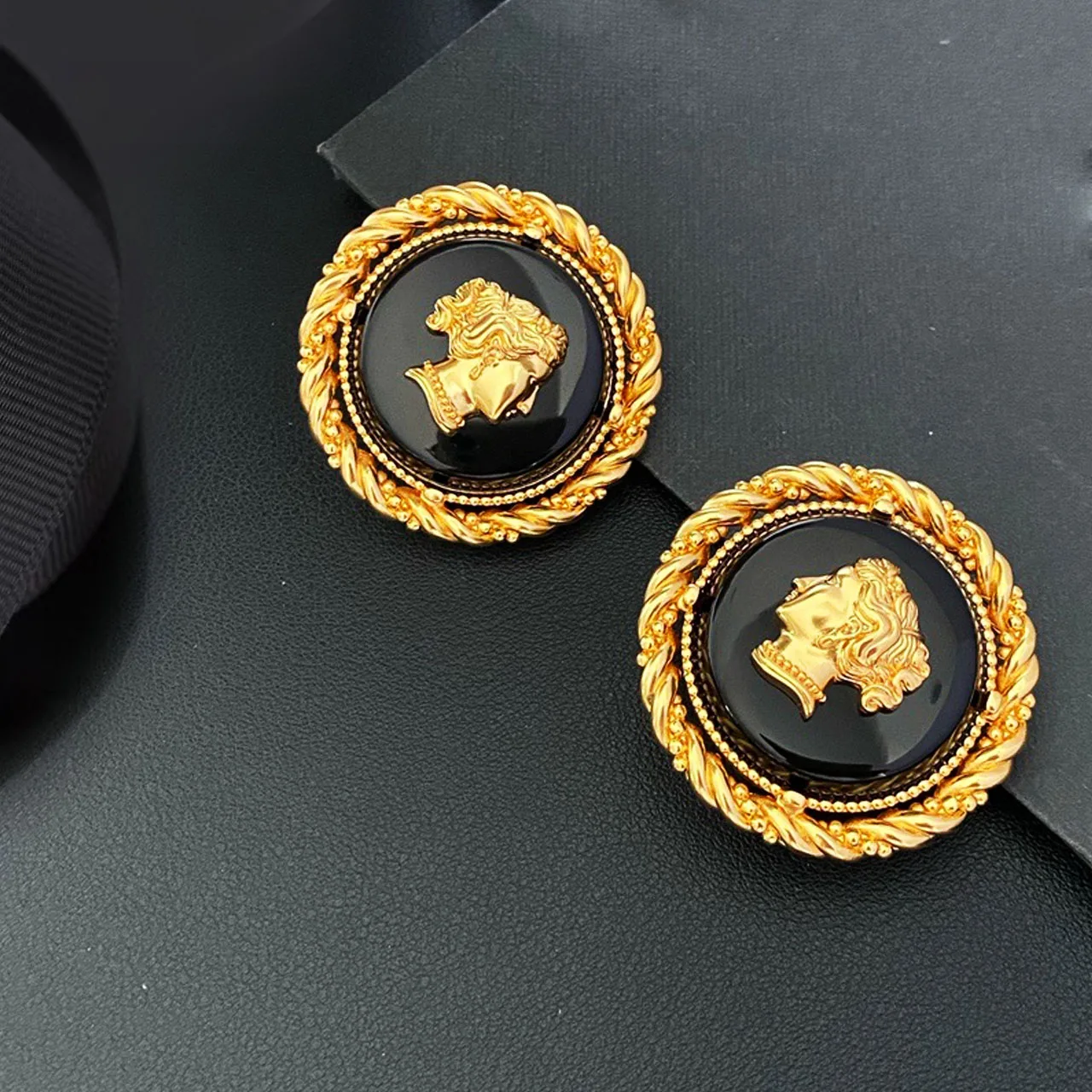 New Jewelry & Accessories Retro Style Beauty Head Relief Black Resin Round Ear Clip Earrings For Women's Parties & Gifts
New Jewelry & Accessories Retro Style Beauty Head Relief Black Resin Round Ear Clip Earrings For Women's Parties & Gifts
