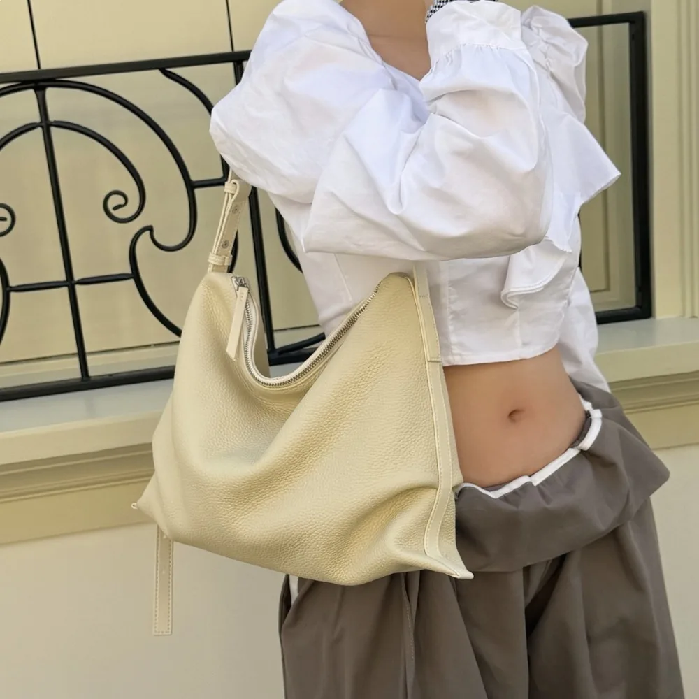 New High-end Simple Underarm Women's bag Foreigner-style Dumpling Texture Unique Casual Commuter Shoulder Messenger Bag Premium
New High-end Simple Underarm Women's bag Foreigner-style Dumpling Texture Unique Casual Commuter Shoulder Messenger Bag Premium