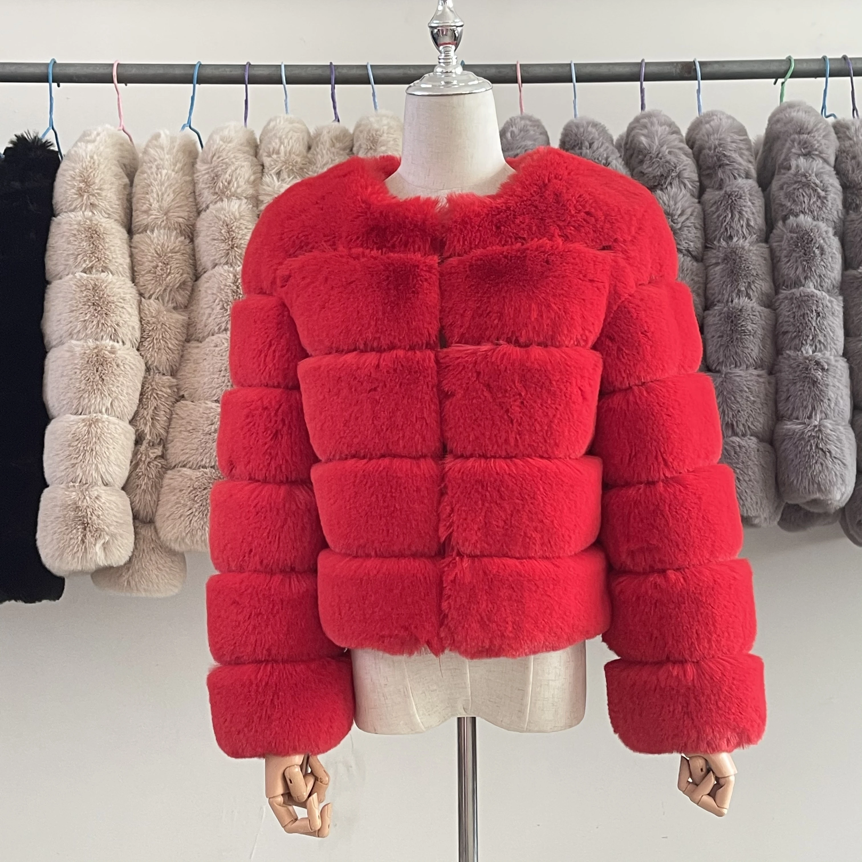 Women's Coats Solid Faux Fur Jackets Long Sleeves For Warmth Winter Coat Female Faux Fur Coats Fashion O Neck Collar Outerwears
Women's Coats Solid Faux Fur Jackets Long Sleeves For Warmth Winter Coat Female Faux Fur Coats Fashion O Neck Collar Outerwears