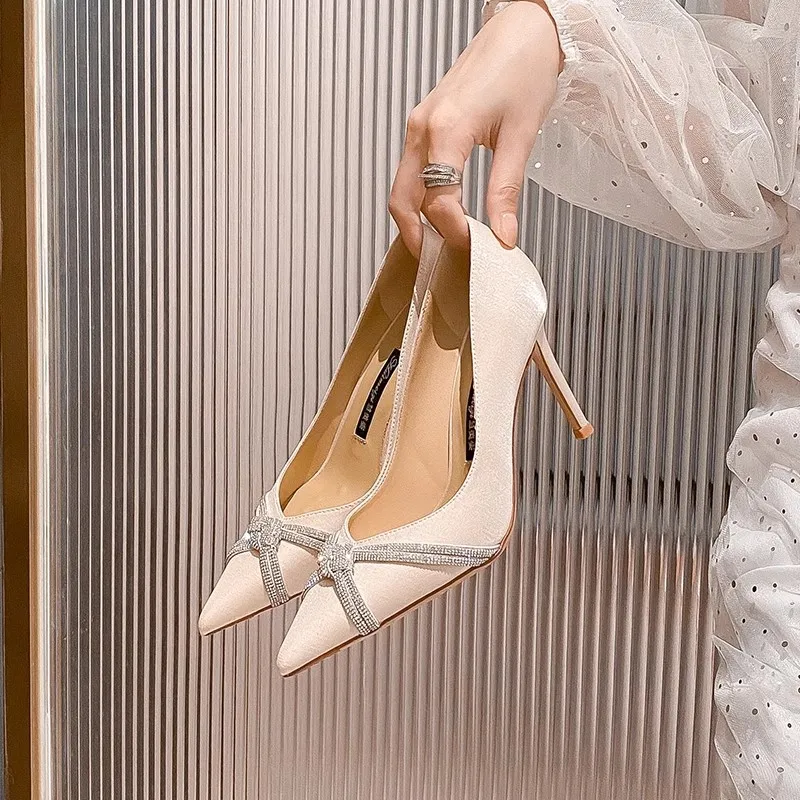 Spring and Summer New Pointed Shallow Mouth Rhinestone Single Shoes Thin High Heels Banquet Dress Large and Small Women's Shoes
Spring and Summer New Pointed Shallow Mouth Rhinestone Single Shoes Thin High Heels Banquet Dress Large and Small Women's Shoes