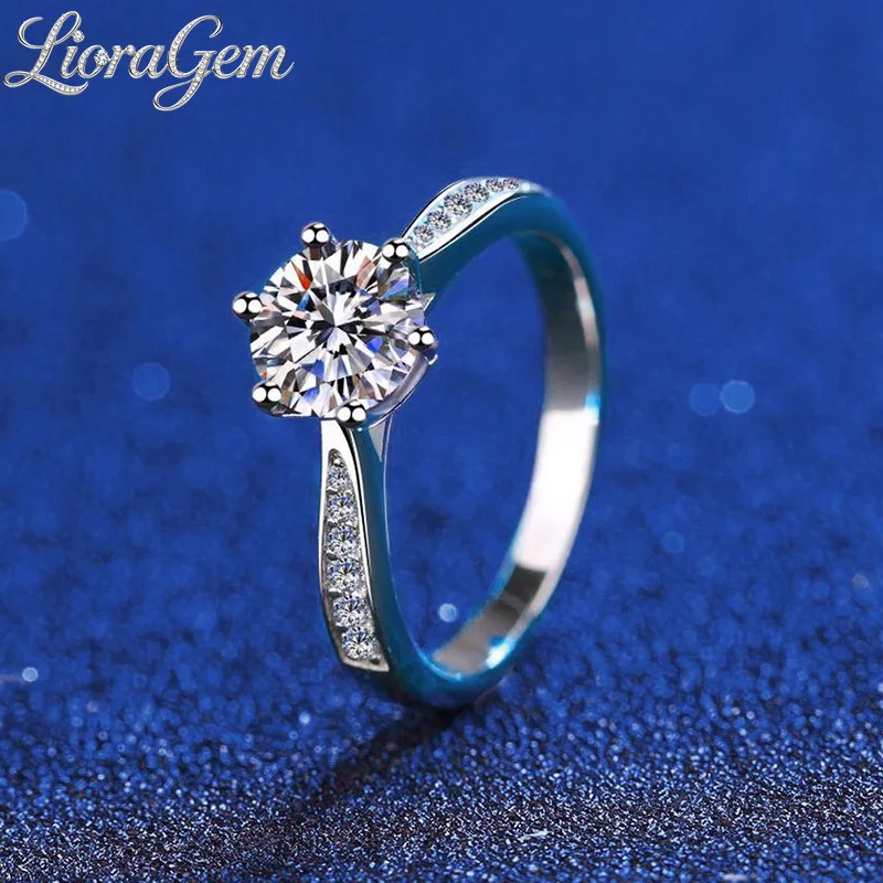 LioraGem Classic D-Color Moissanite Ring, 0.5-1-2 Carat Micro-Set Six-Prong Moissanite Engagement Ring Platinum PT950 Stamp
LioraGem Classic D-Color Moissanite Ring, 0.5-1-2 Carat Micro-Set Six-Prong Moissanite Engagement Ring Platinum PT950 Stamp