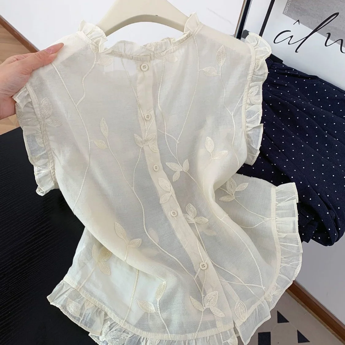 Sweet Style Embroidered Lace Trim Sleeveless round Neck Shirt Women's Summer New Korean Version Salt System Anti-Aging Wood E...
Sweet Style Embroidered Lace Trim Sleeveless round Neck Shirt Women's Summer New Korean Version Salt System Anti-Aging Wood E...