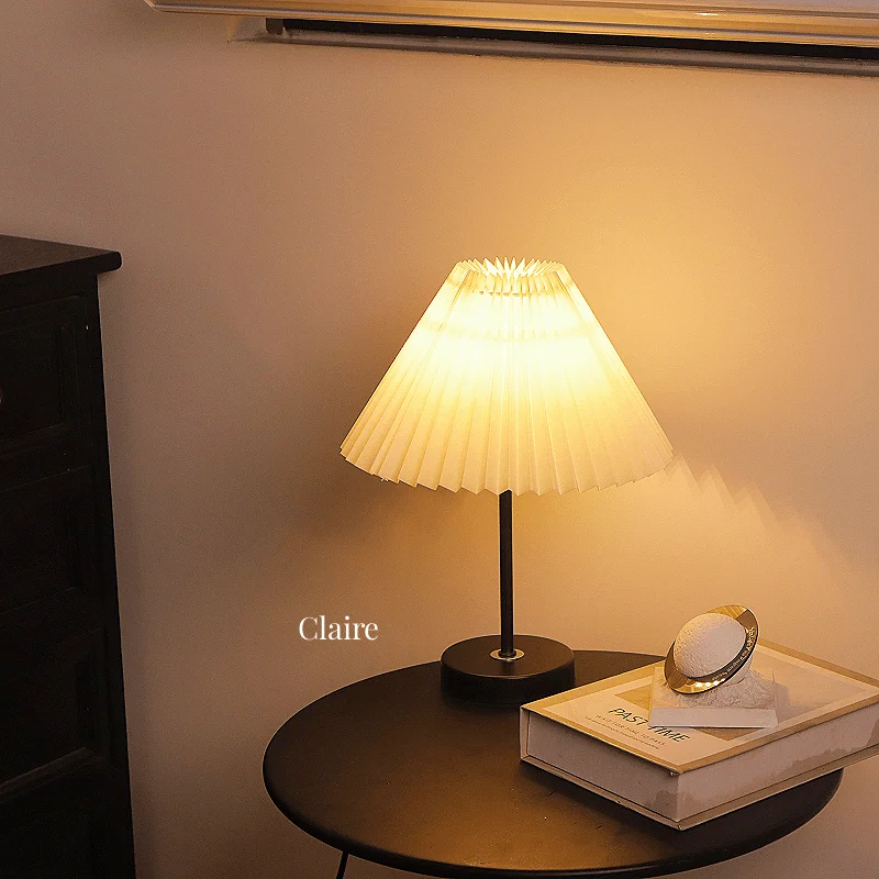 Nordic style table lamp bedroom bedside ins retro French romantic atmosphere niche high-end decorative lamps
Nordic style table lamp bedroom bedside ins retro French romantic atmosphere niche high-end decorative lamps