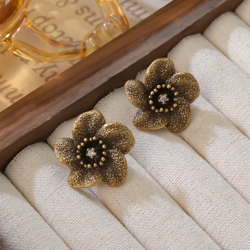 Fashion Jewelry Vintage Temperament Metal Flower Stud Earrings For Women Party Gifts Simply Design Ear Accessories Hot Selling
Fashion Jewelry Vintage Temperament Metal Flower Stud Earrings For Women Party Gifts Simply Design Ear Accessories Hot Selling