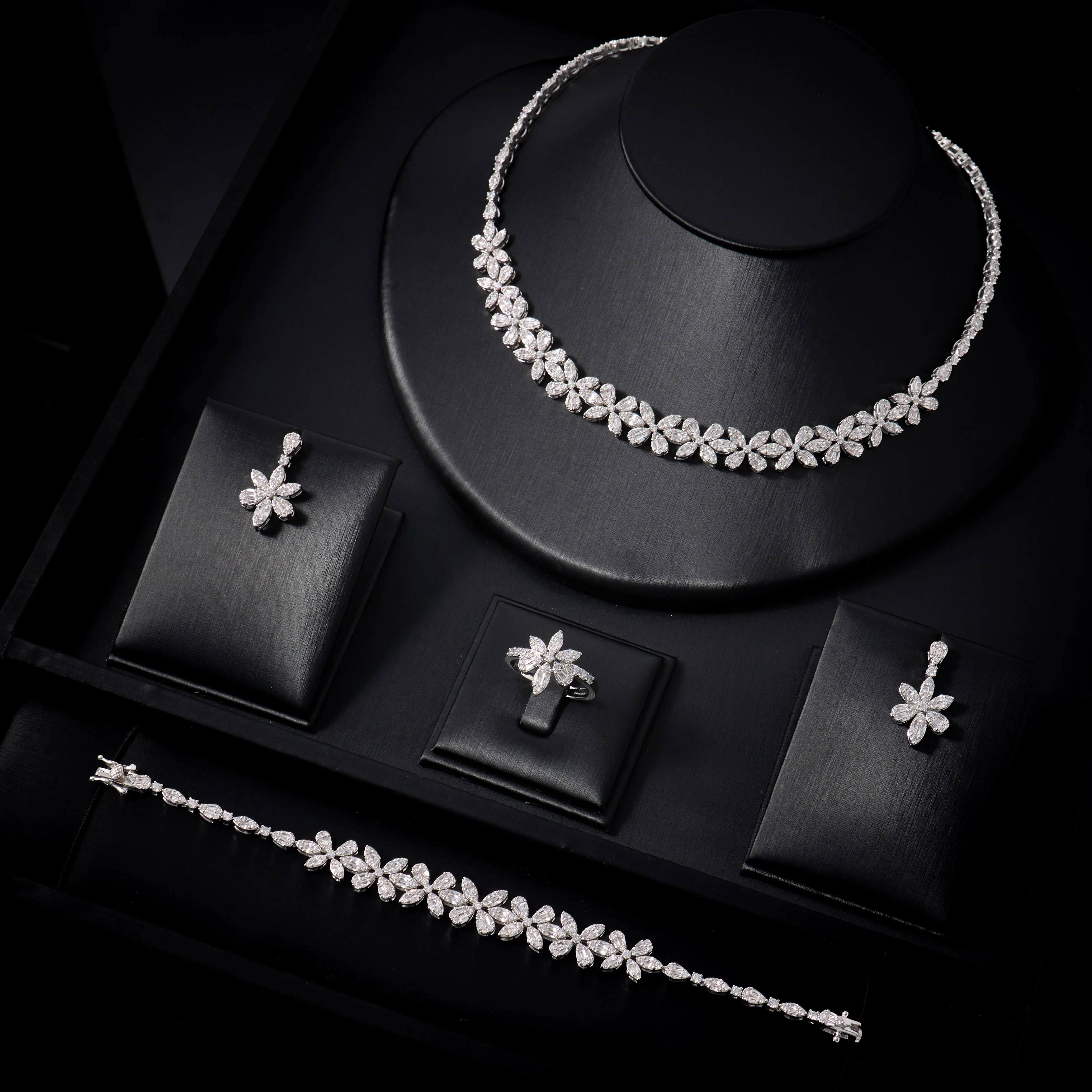IN JEWELIFE 00127 Trendy Jewelry Set for Women Cubic Zirconia Elegant Set for Saudi Dubai Party Bridal Accessory Gift
IN JEWELIFE 00127 Trendy Jewelry Set for Women Cubic Zirconia Elegant Set for Saudi Dubai Party Bridal Accessory Gift