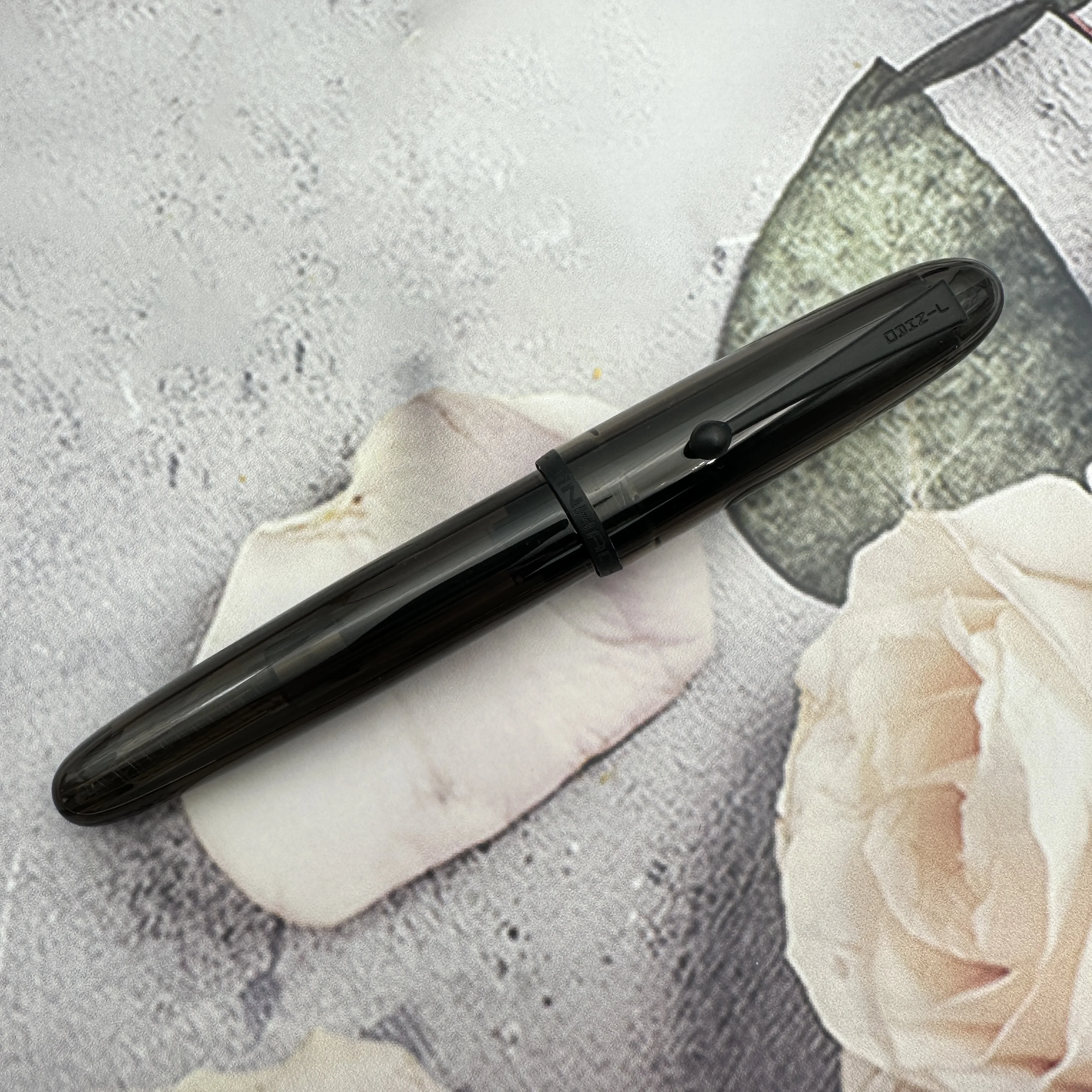 Перьевая ручка Jinhao 9019 Limited, прозрачная черная # Ручка для письма большого размера из смолы EF/F/M с большим конвертером
Перьевая ручка Jinhao 9019 Limited, прозрачная черная # Ручка для письма большого размера из смолы EF/F/M с большим конвертером